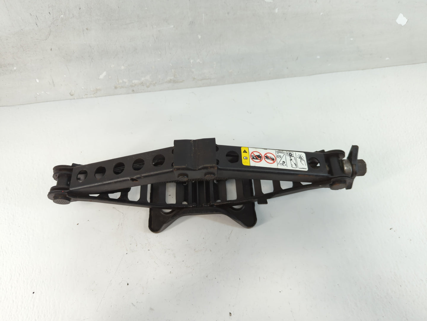 2013 Chrysler 200 Spare Scissor Car Jack - Oemusedautoparts1.com