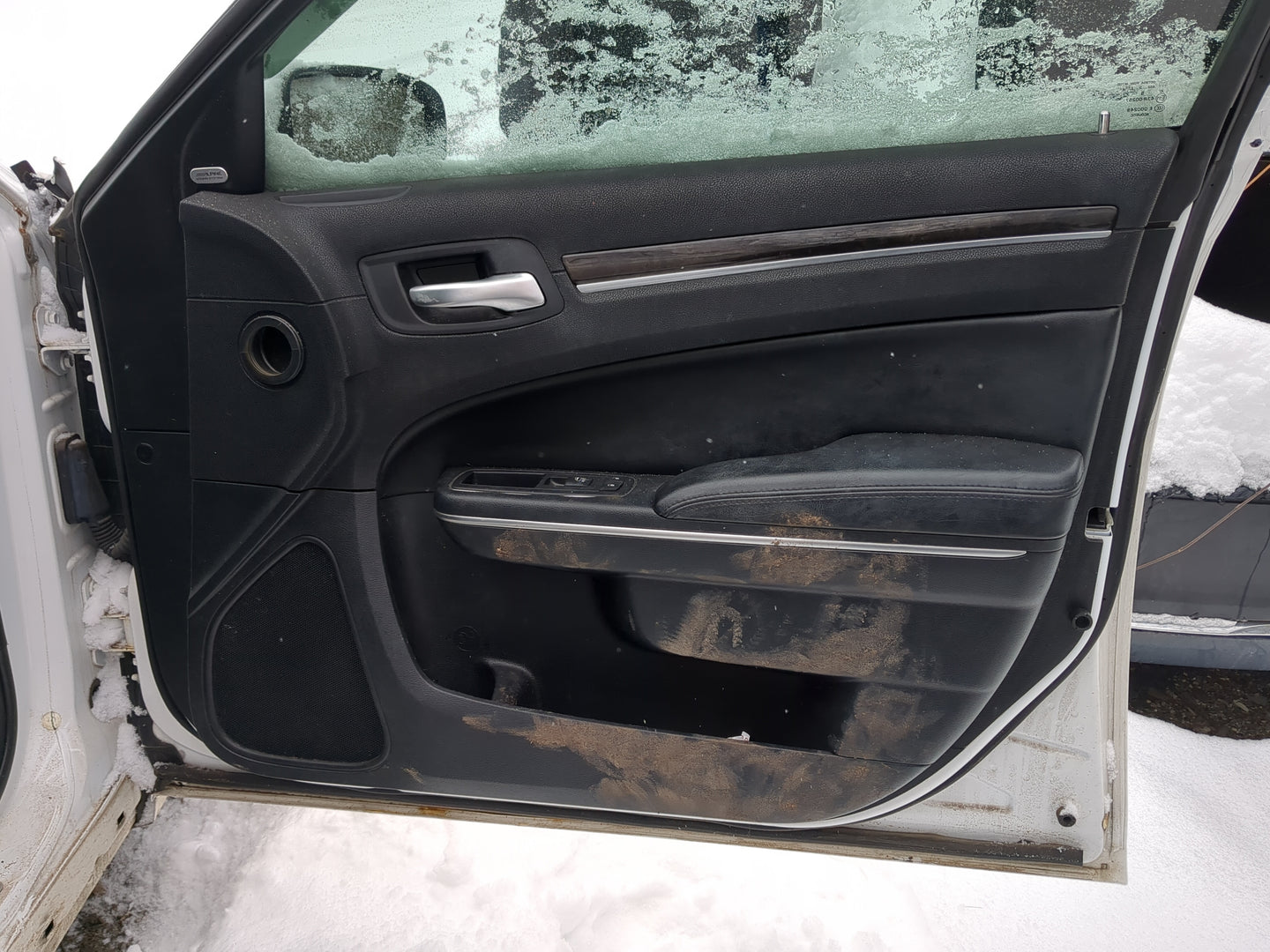 2013 Chrysler 300 Front Right Passenger Interior Door Panel Trim - Oemusedautoparts1.com