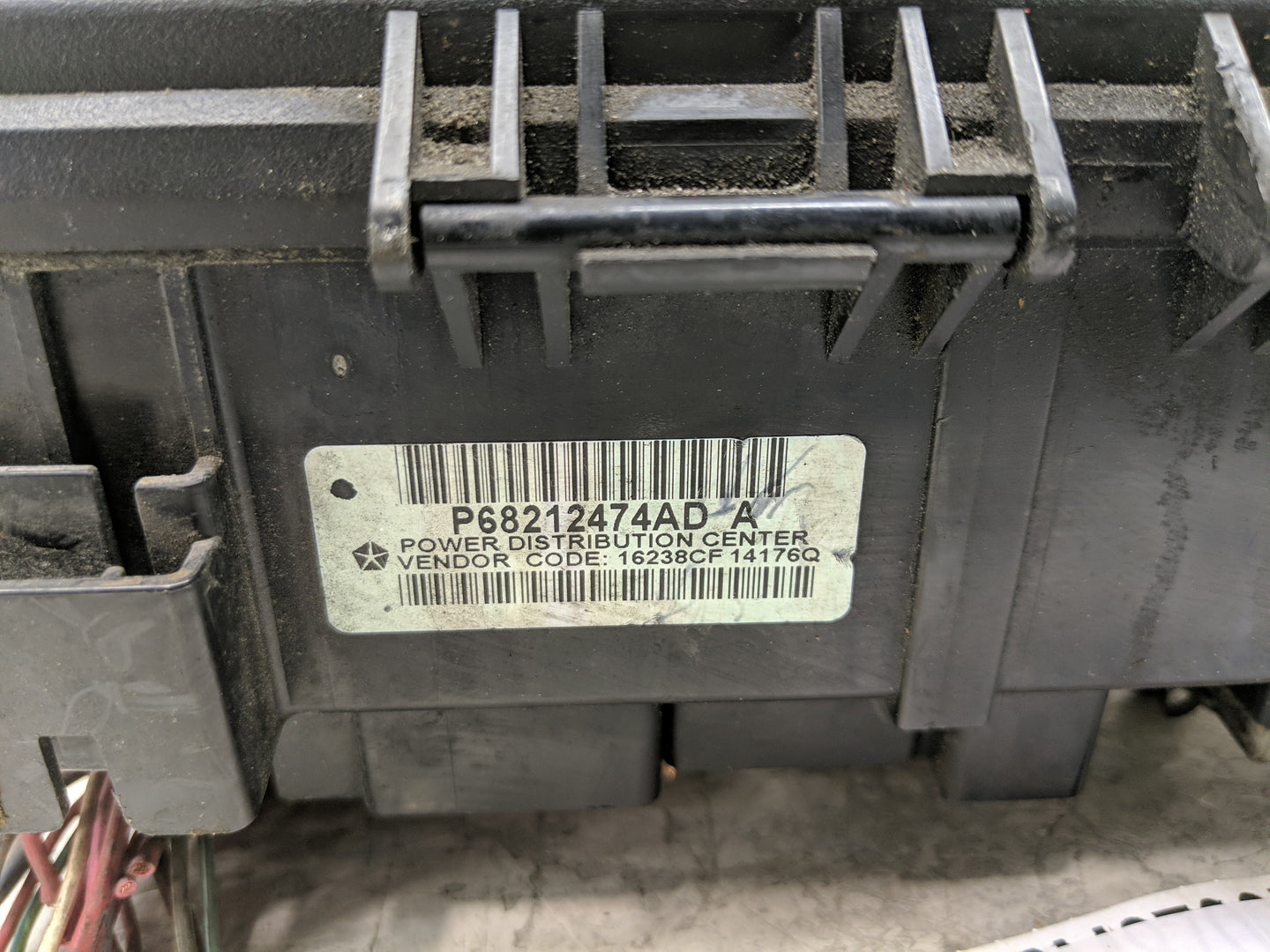 2013-2014 Chrysler 300 Fusebox Fuse Box Relay Module Tipm P68212474ad - Oemusedautoparts1.com