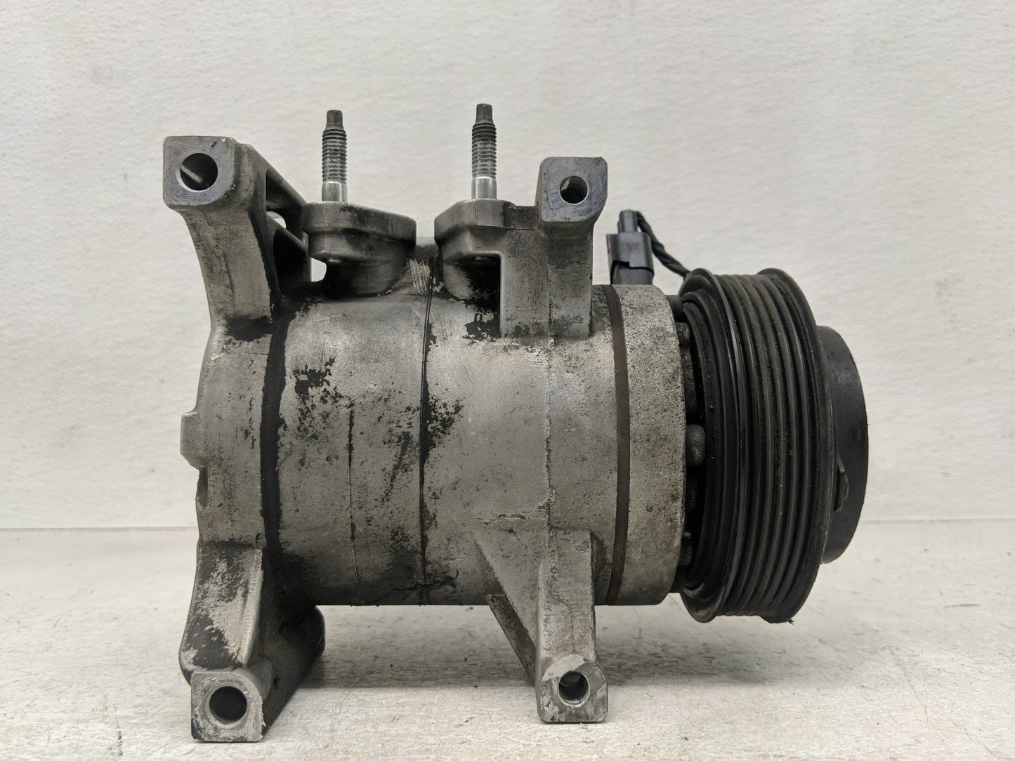 2011-2013 Chrysler 300 Air Conditioning A/c Ac Compressor Oem 1317350 - Oemusedautoparts1.com