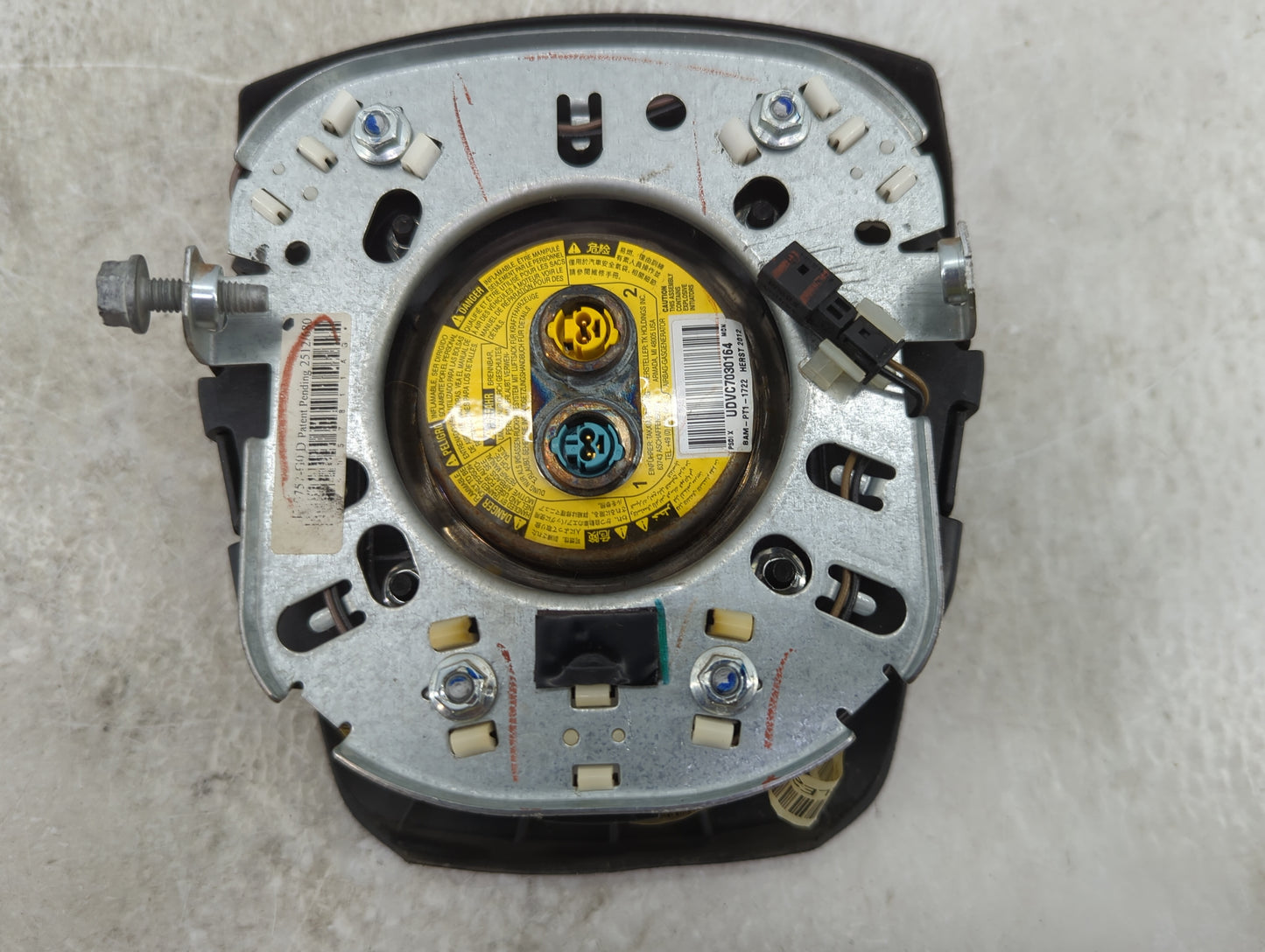 2013 Chrysler 300 Air Bag Driver Left Steering Wheel Mounted P/N:UDVC7030164 BAM-PT1-1722 Fits OEM Used Auto Parts - Oemused