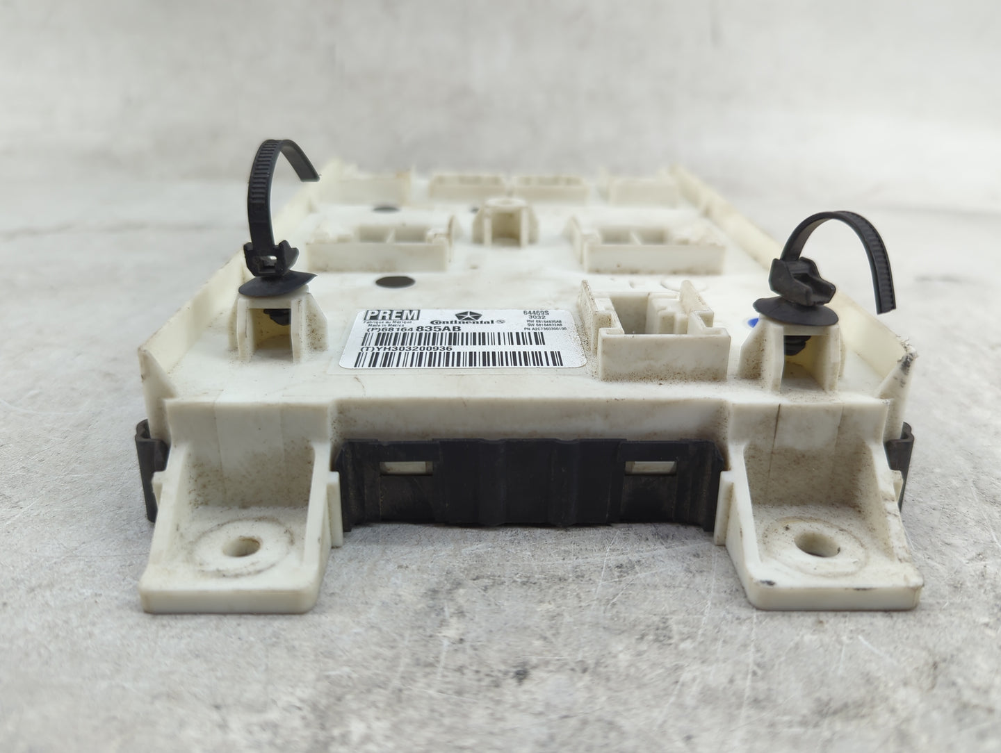 2013-2013 Chrysler 300 Body Control Module Bcm Inner Cabin Fuse Box - Oemusedautoparts1.com