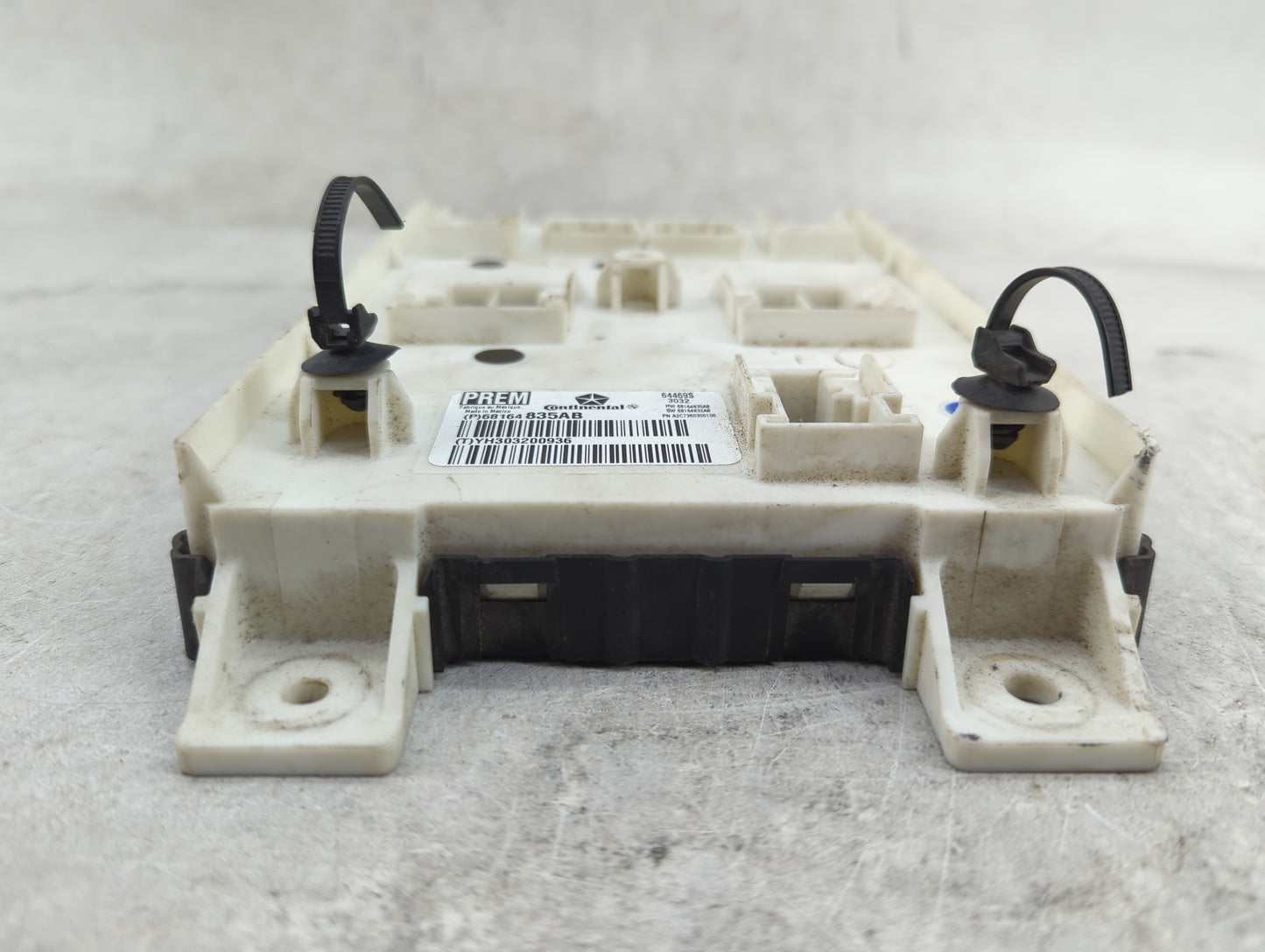 2013-2013 Chrysler 300 Body Control Module Bcm Inner Cabin Fuse Box - Oemusedautoparts1.com