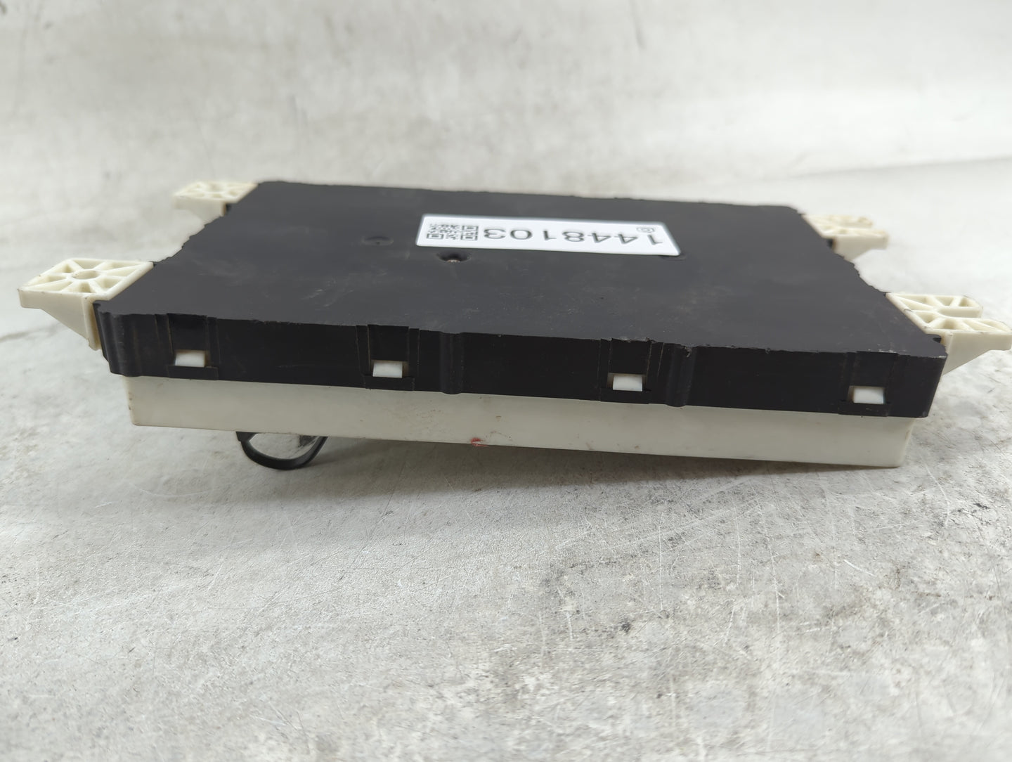 2013-2013 Chrysler 300 Body Control Module Bcm Inner Cabin Fuse Box - Oemusedautoparts1.com