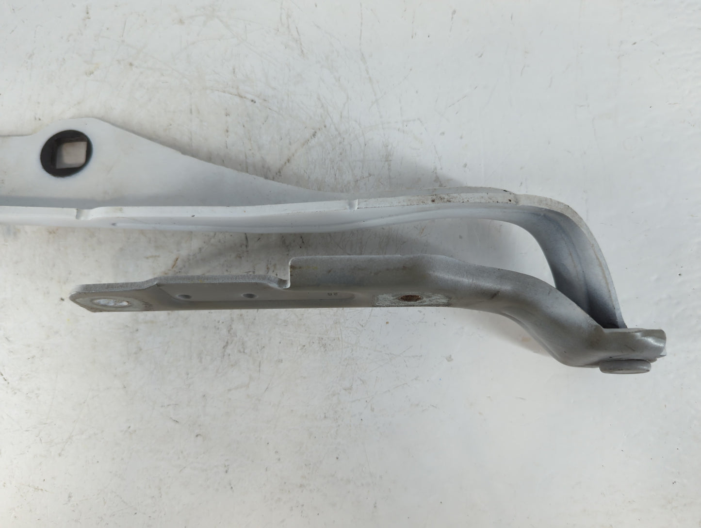 2013 Chrysler 300 Passenger Right Hood Hinge - Oemusedautoparts1.com