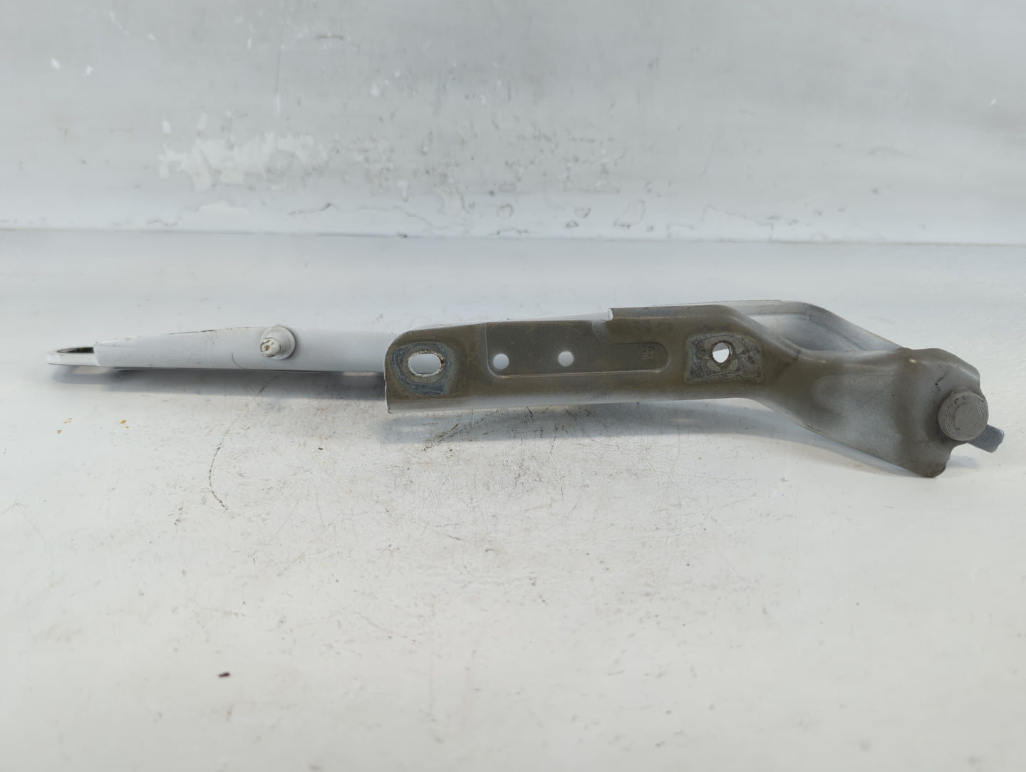 2013 Chrysler 300 Passenger Right Hood Hinge - Oemusedautoparts1.com