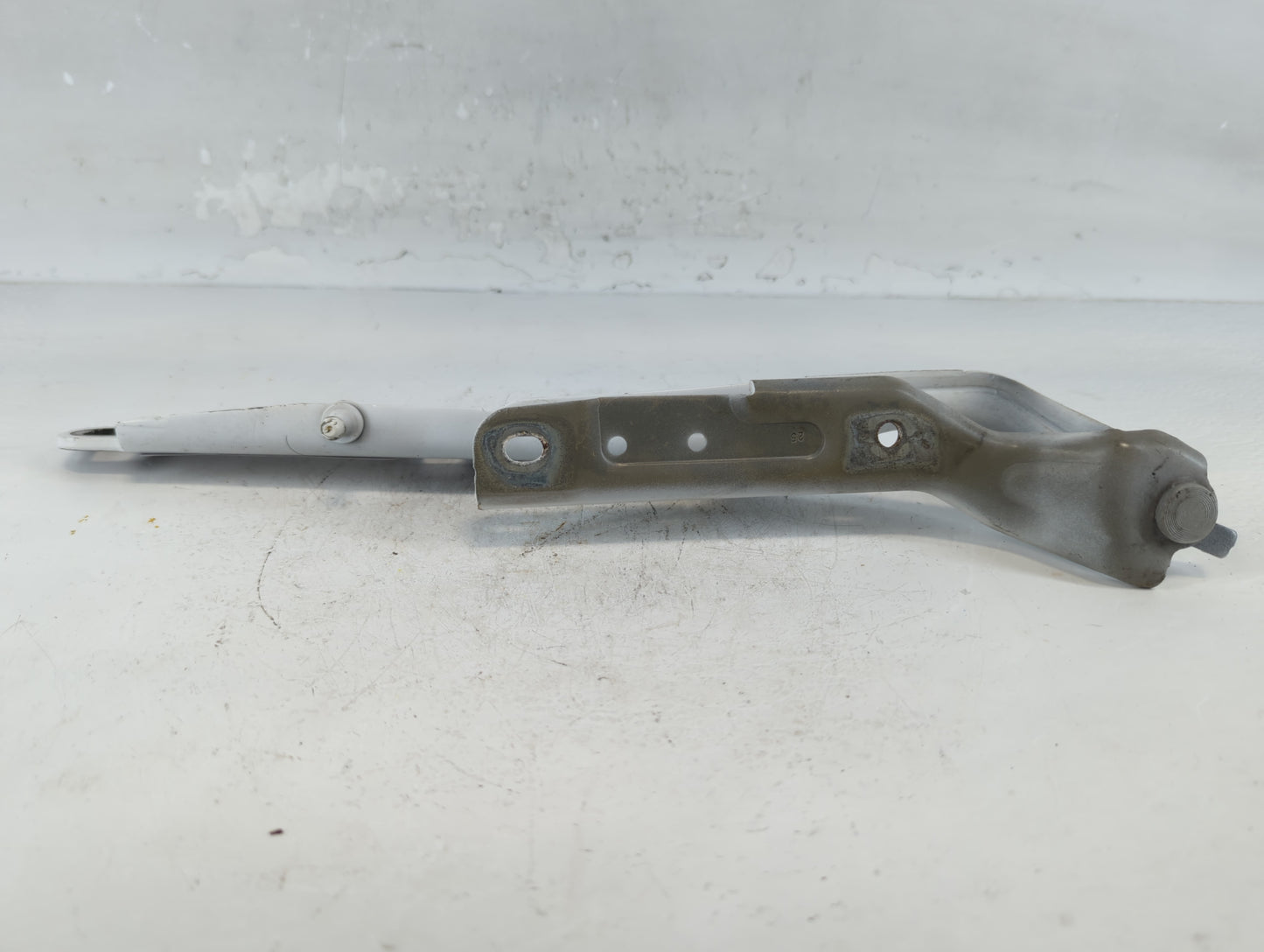 2013 Chrysler 300 Passenger Right Hood Hinge - Oemusedautoparts1.com