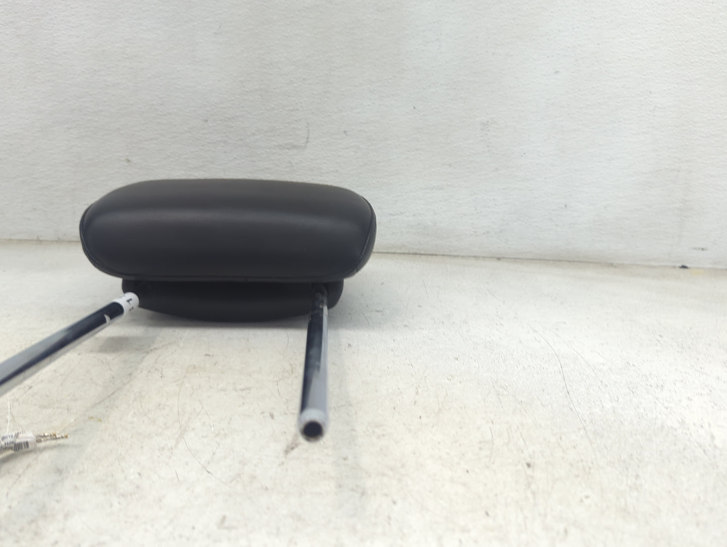 2013 Chrysler Town And Country Headrest Head Rest Front Driver Seat - Oemusedautoparts1.com