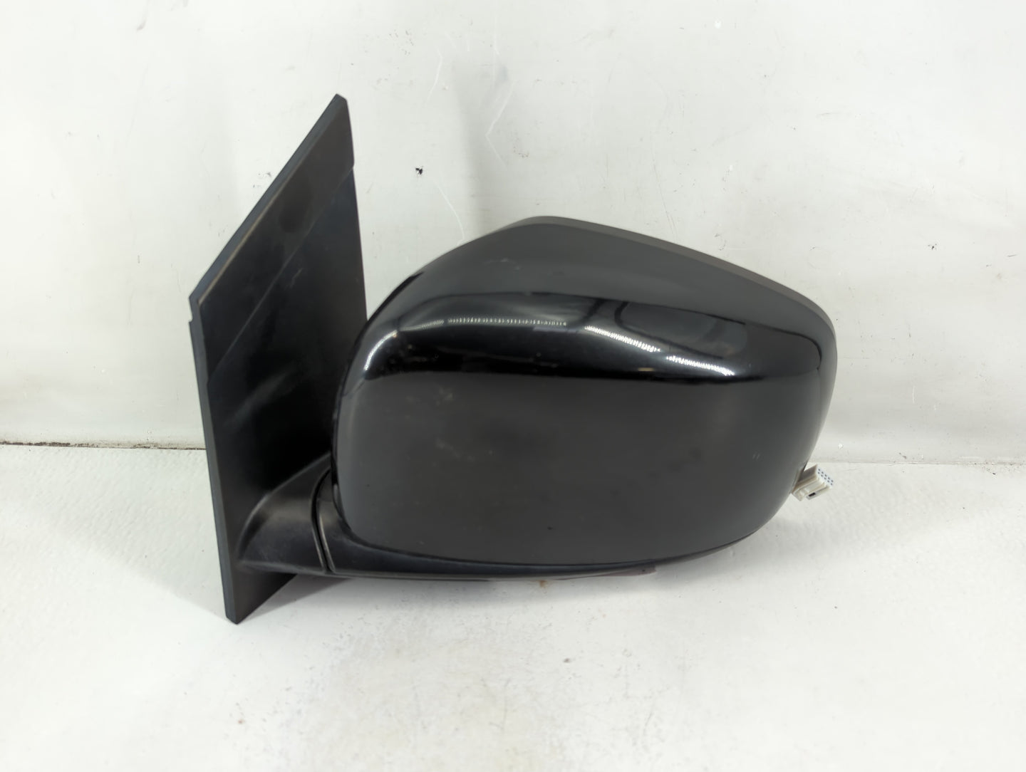 2011-2016 Chrysler Town & Country Driver Side View Mirror - Left Door Mirror OEM Used - Oemusedautoparts1.com