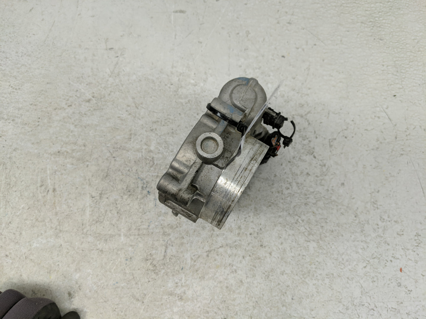 2011-2016 Chrysler Town & Country Throttle Body P/N:0 280 750 570 05184349A0 Fits OEM Used Auto Parts - Oemusedautoparts1.co