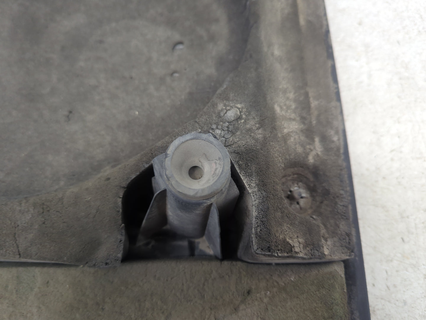 2013 Chrysler Town & Country Engine Cover 1479297 - Oemusedautoparts1.com
