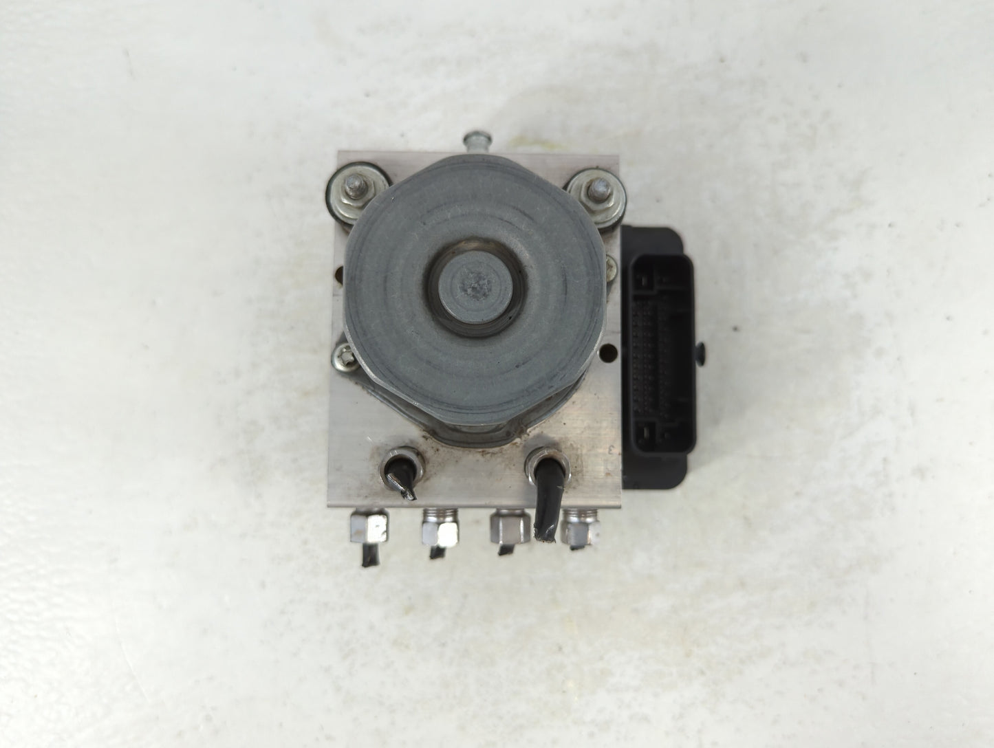 2011-2016 Chrysler Town & Country Throttle Body P/N:P68183803AA Fits OEM Used Auto Parts - Oemusedautoparts1.com