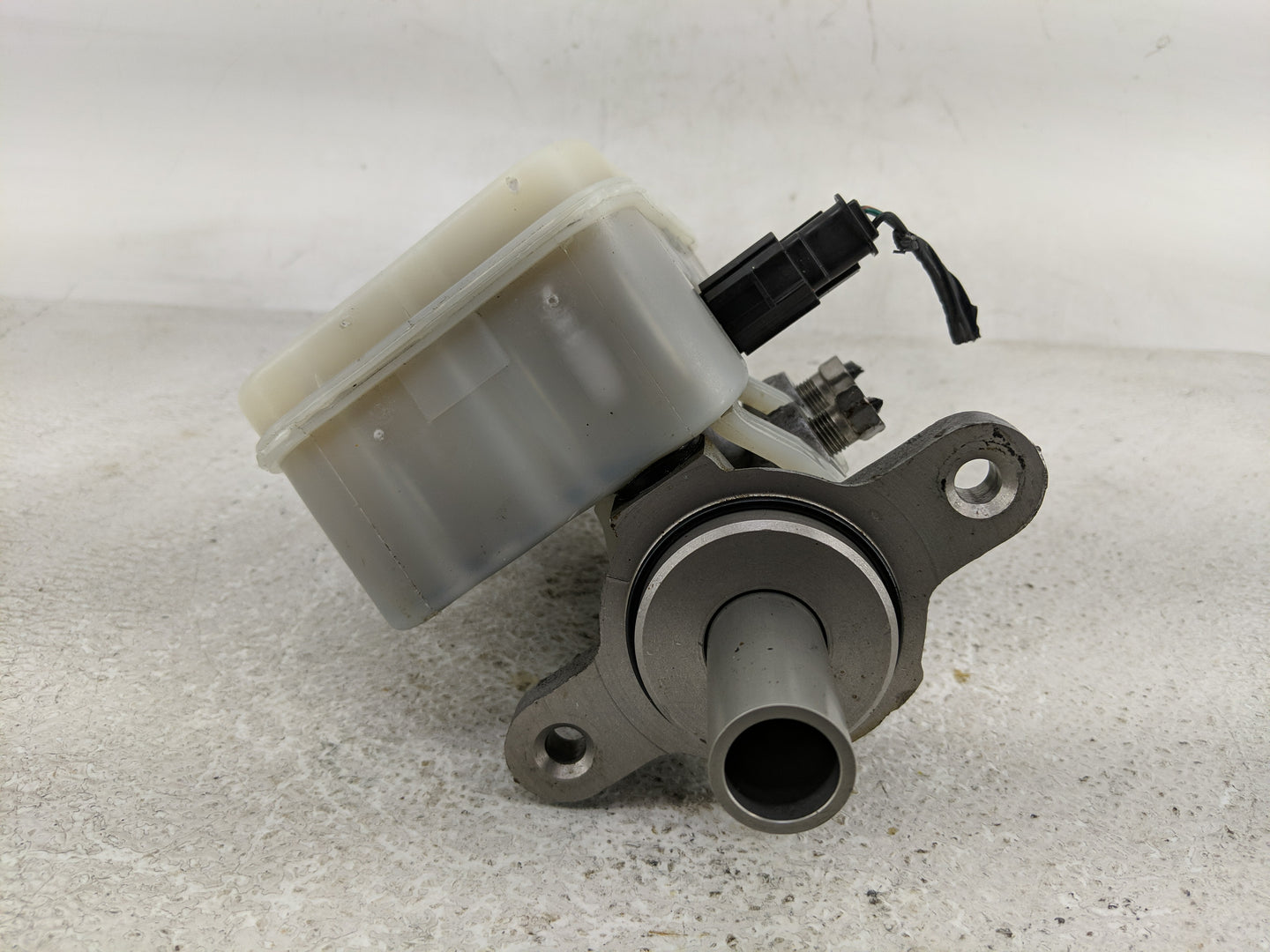 2008-2014 Dodge Avenger Brake Master Cylinder - Oemusedautoparts1.com