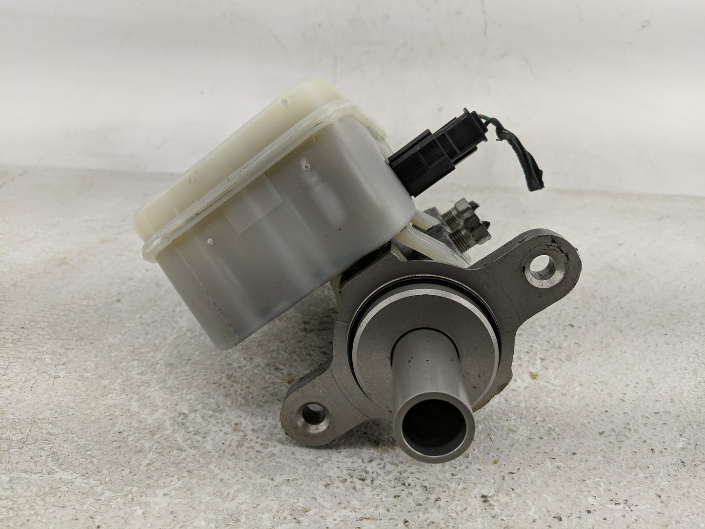 2008-2014 Dodge Avenger Brake Master Cylinder - Oemusedautoparts1.com