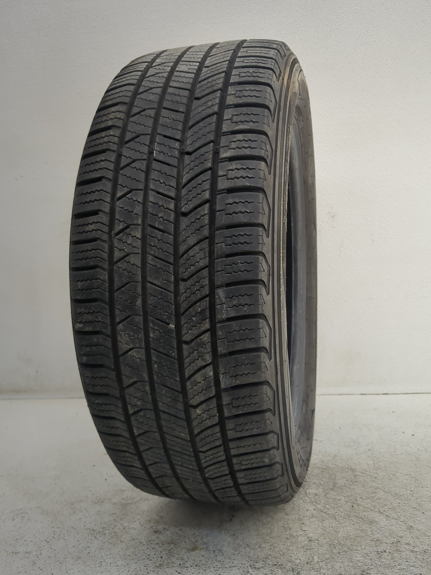 Used Tire 225/55R17 ROAD HUGGER GTP AS/02 101H - Tread Depth 8.5/32 - Oemusedautoparts1.com