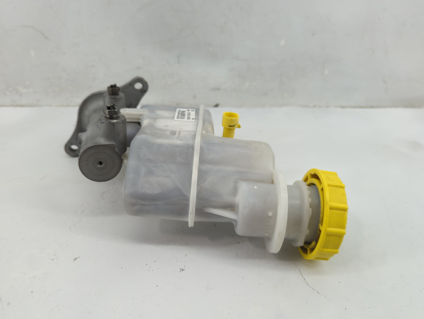 2013-2016 Dodge Dart Brake Master Cylinder - Oemusedautoparts1.com