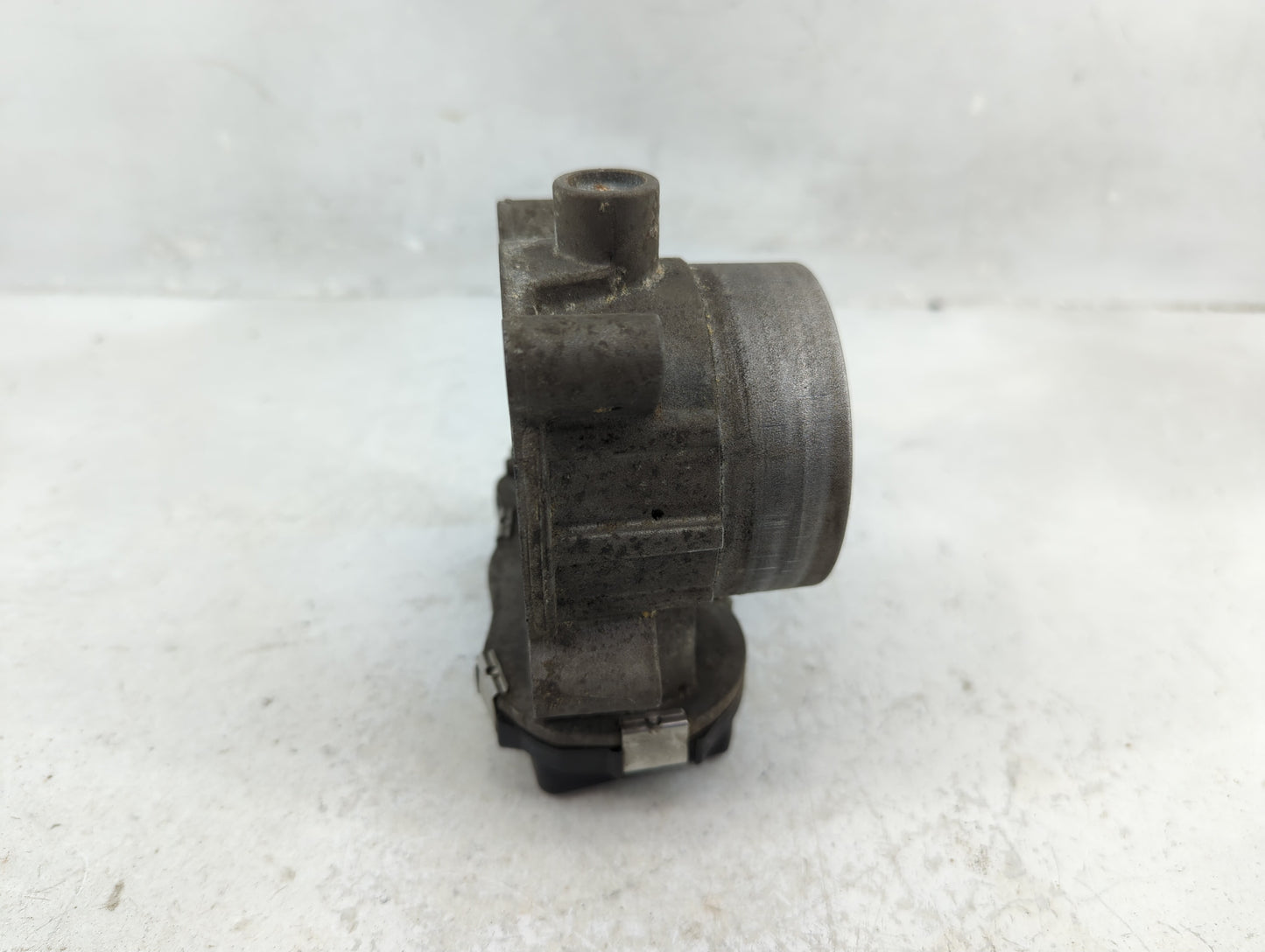 2013-2016 Dodge Dart Throttle Body P/N:04891970AB Fits Fits 2013 2014 2015 2016 OEM Used Auto Parts - Oemusedautoparts1.com