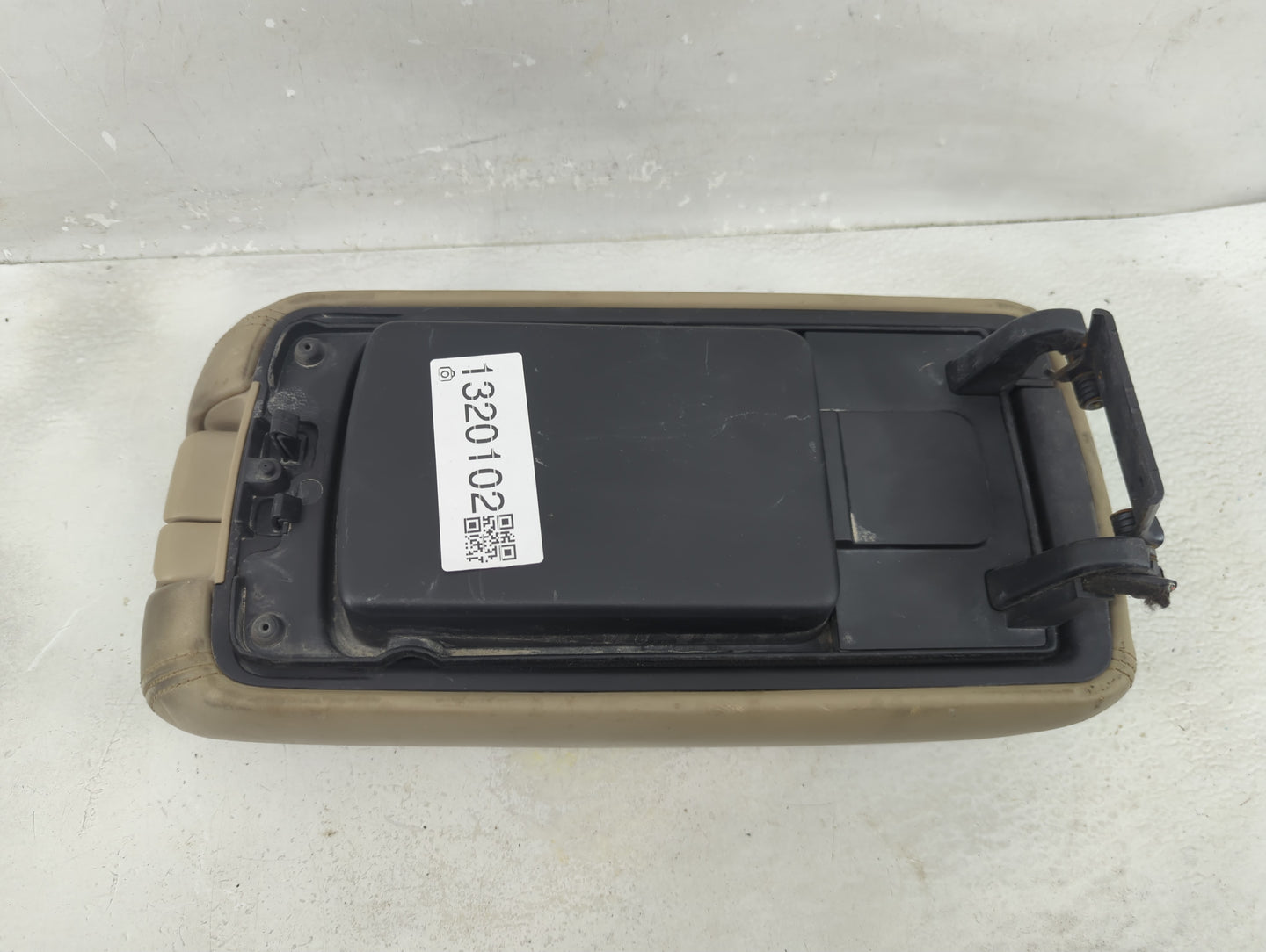 2013 Dodge Durango Center Console Armrest Cover Lid P/N:X85003904BA Fits OEM Used Auto Parts - Oemusedautoparts1.com