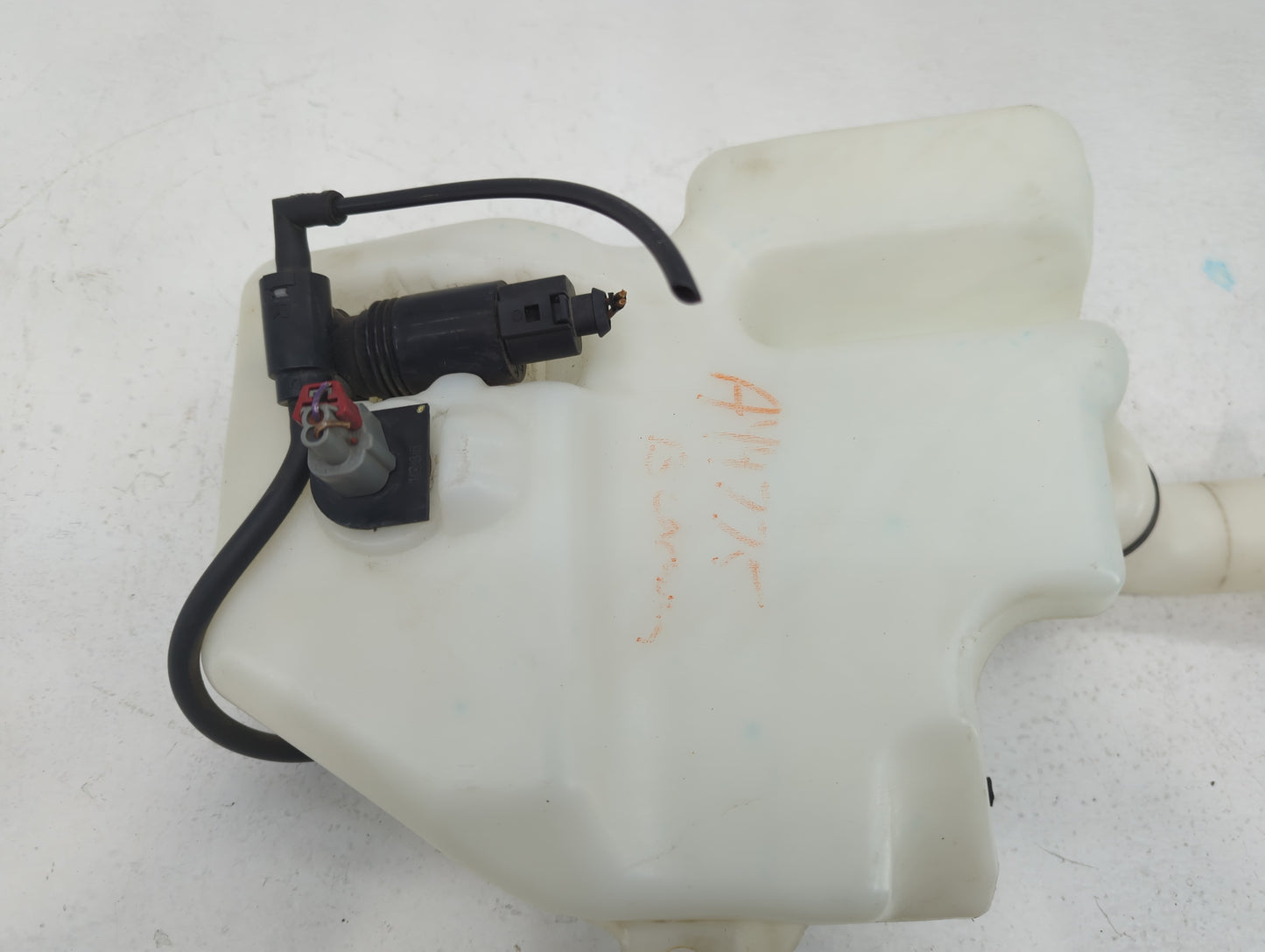 2011 Dodge Grand Caravan Windshield Washer Fluid Reservoir Bottle Oem - Oemusedautoparts1.com