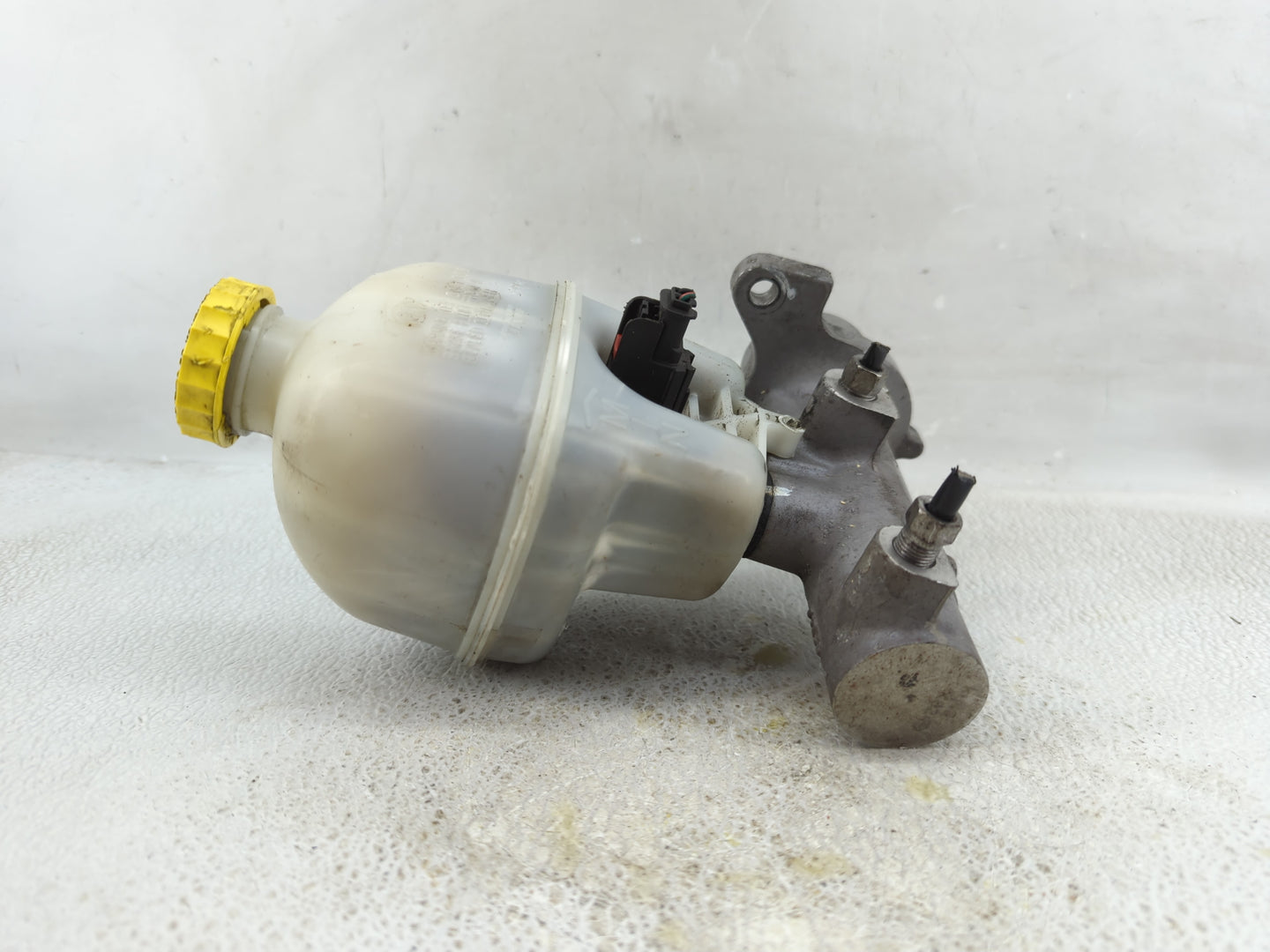2007-2008 Dodge Ram 1500 Brake Master Cylinder - Oemusedautoparts1.com