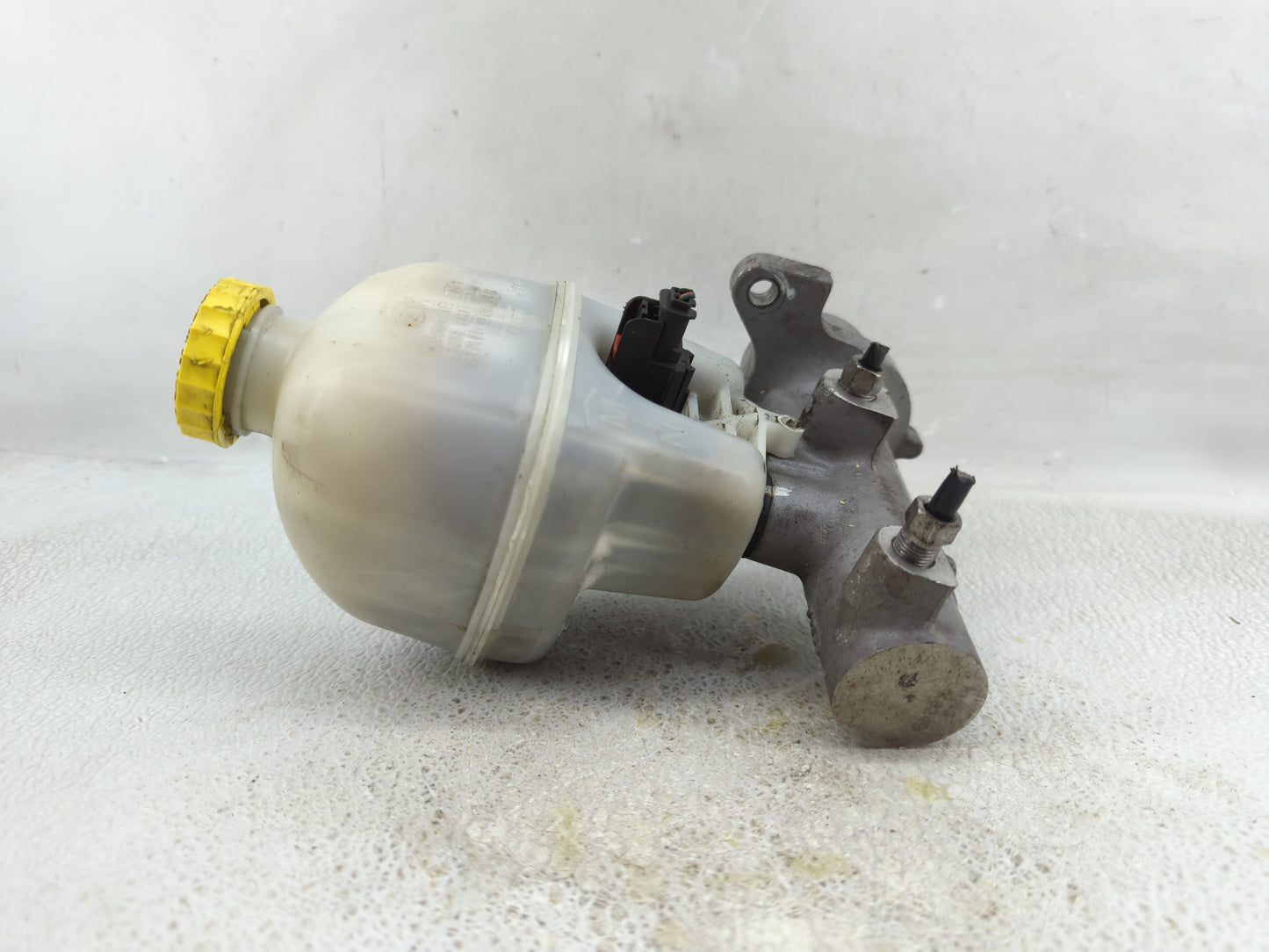 2007-2008 Dodge Ram 1500 Brake Master Cylinder - Oemusedautoparts1.com