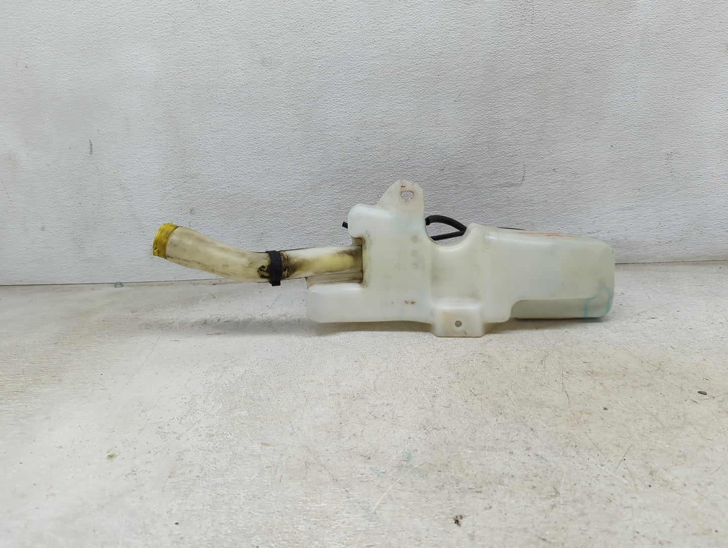 2012-2017 Fiat 500 Windshield Washer Fluid Reservoir Bottle Oem 1473998 - Oemusedautoparts1.com