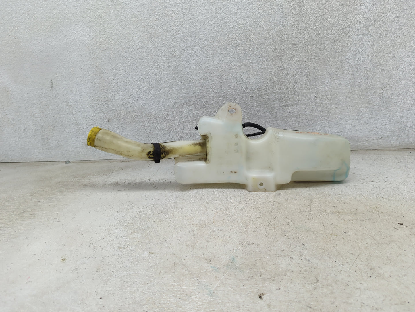2012-2017 Fiat 500 Windshield Washer Fluid Reservoir Bottle Oem 1473998 - Oemusedautoparts1.com