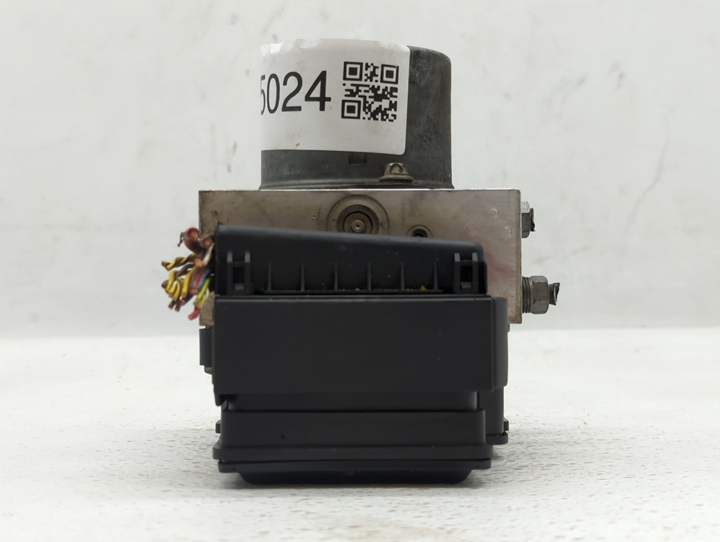 2013 Ford Country Sedan ABS Pump Control Module Replacement P/N:685842 6866011 Fits OEM Used Auto Parts - Oemusedautoparts1.