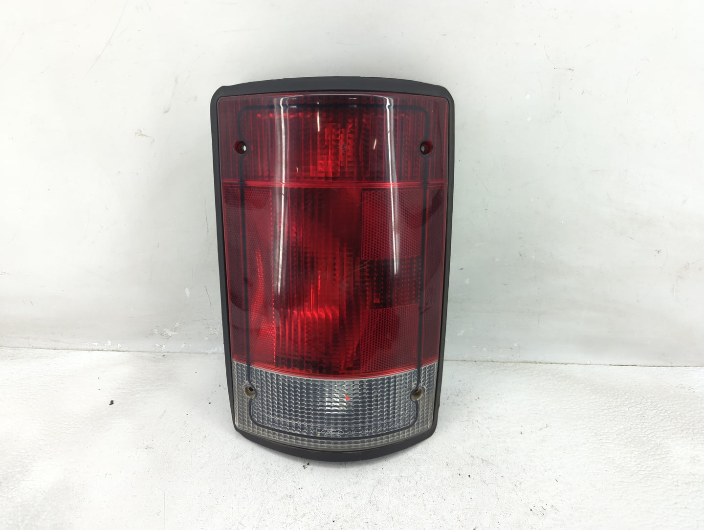 2005-2014 Ford E-150 Tail Light Assembly Passenger Right OEM Fits Fits 2005 2006 2007 2008 2009 2010 2011 2012 2013 2014 OEM
