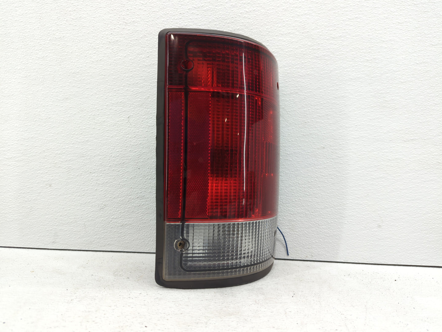2007-2008 Ford E-350 Econoline Tail Light Assembly Passenger Right OEM P/N:44ZH815A 9C24-13404-AC Fits OEM Used Auto Parts -