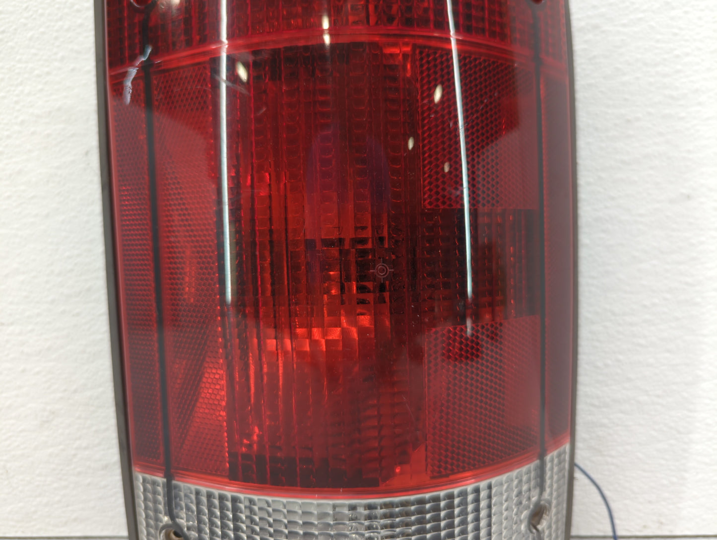 2007-2008 Ford E-350 Econoline Tail Light Assembly Passenger Right OEM P/N:44ZH815A 9C24-13404-AC Fits OEM Used Auto Parts -