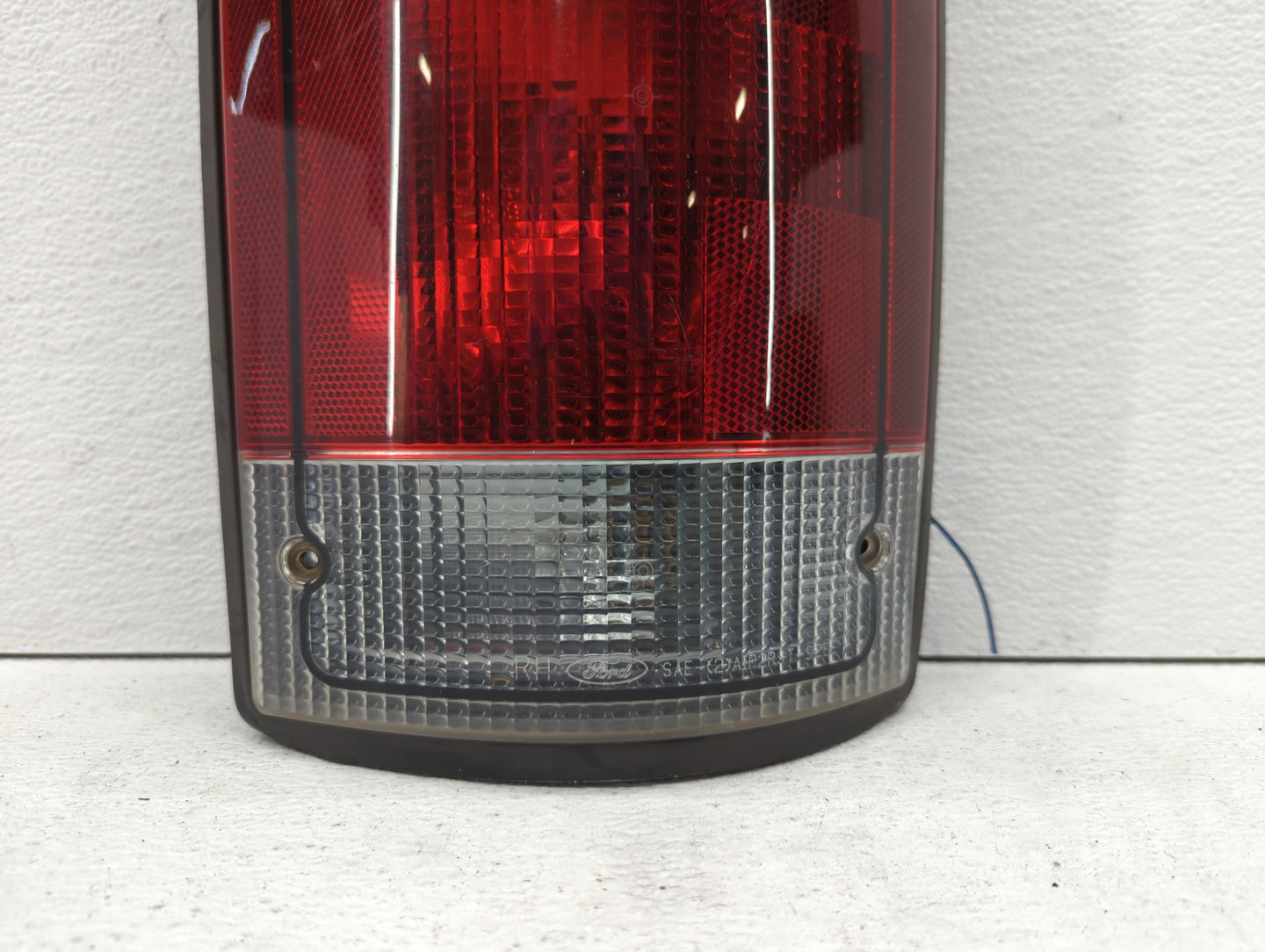 2007-2008 Ford E-350 Econoline Tail Light Assembly Passenger Right OEM P/N:44ZH815A 9C24-13404-AC Fits OEM Used Auto Parts -
