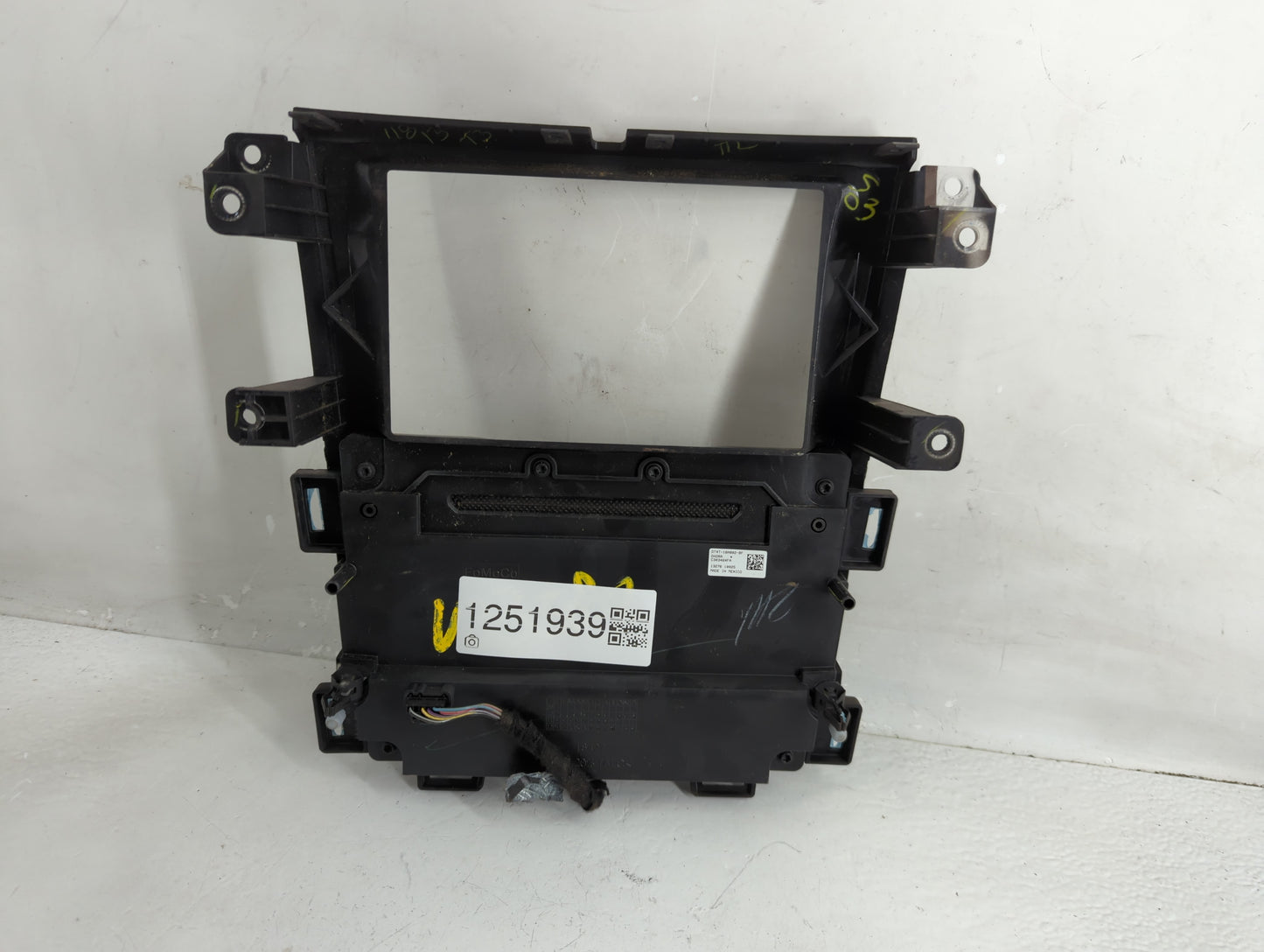 2013 Ford Edge Radio AM FM Cd Player Receiver Replacement P/N:DT4T-18A802-BE Fits OEM Used Auto Parts - Oemusedautoparts1.co