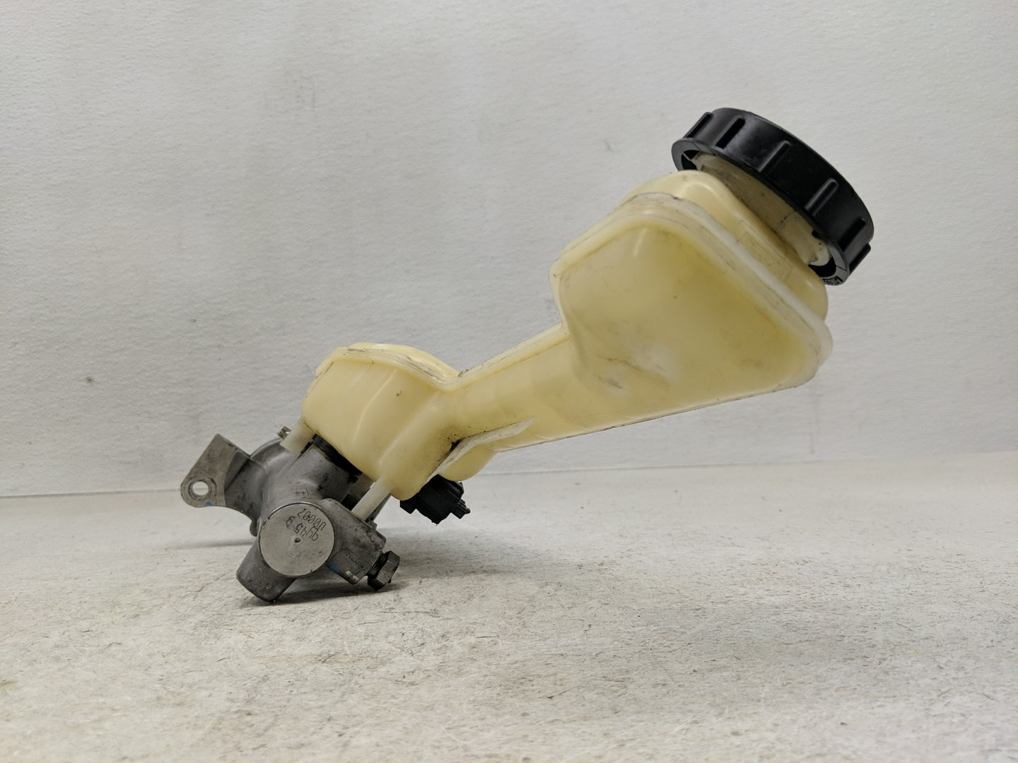 2011-2014 Ford Edge Brake Master Cylinder - Oemusedautoparts1.com