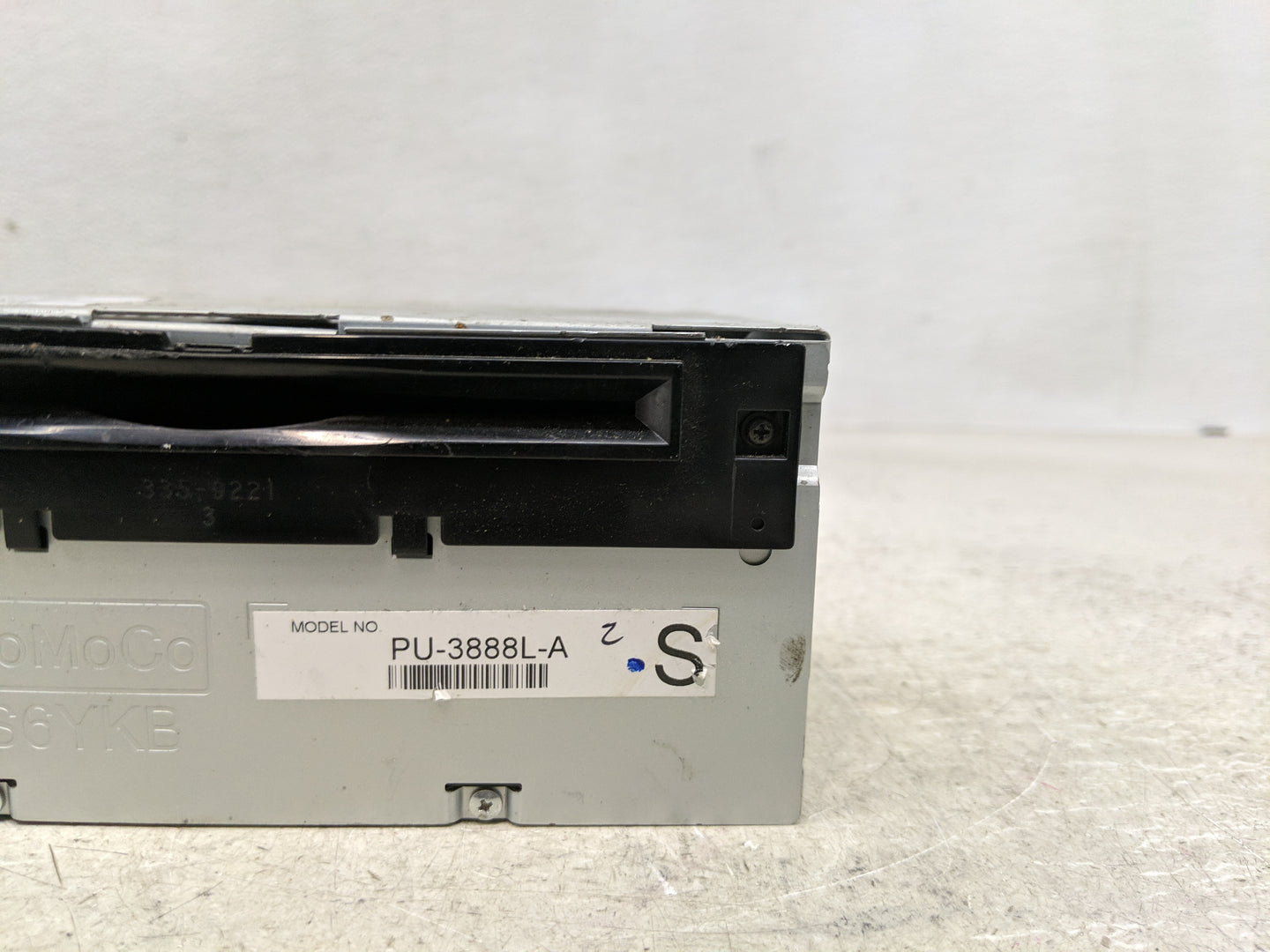 2013-2014 Ford Edge Radio AM FM Cd Player Receiver Replacement P/N:PU-3888L-A Fits Fits 2013 2014 OEM Used Auto Parts - Oemu