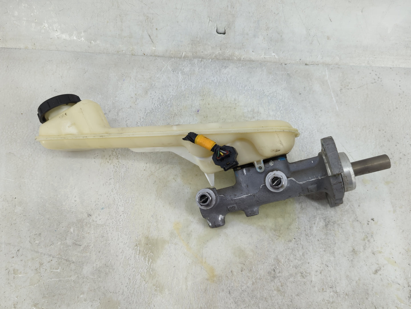 2011-2014 Ford Edge Brake Master Cylinder 1490577 - Oemusedautoparts1.com