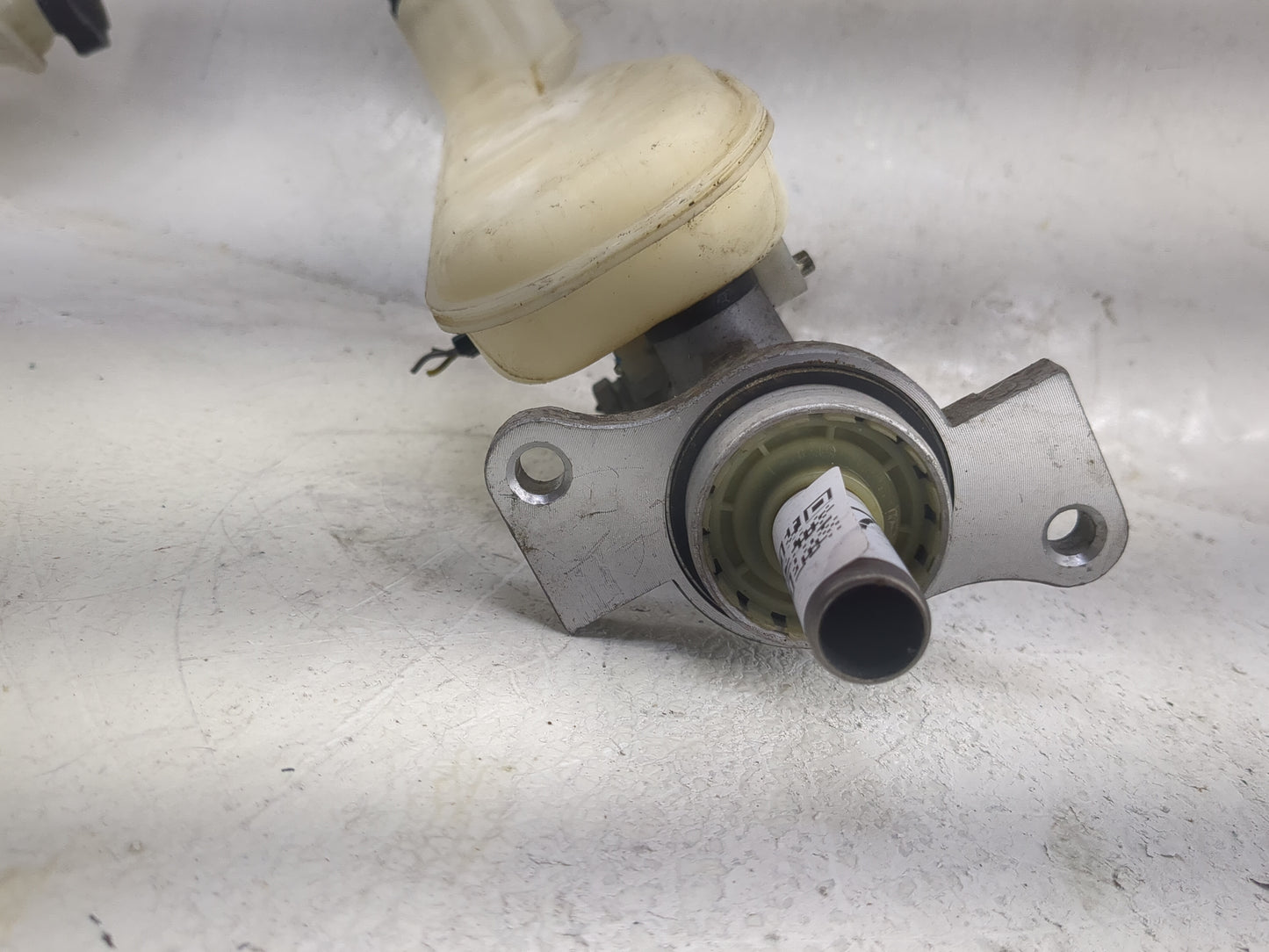 2011-2014 Ford Edge Brake Master Cylinder 1497664 - Oemusedautoparts1.com