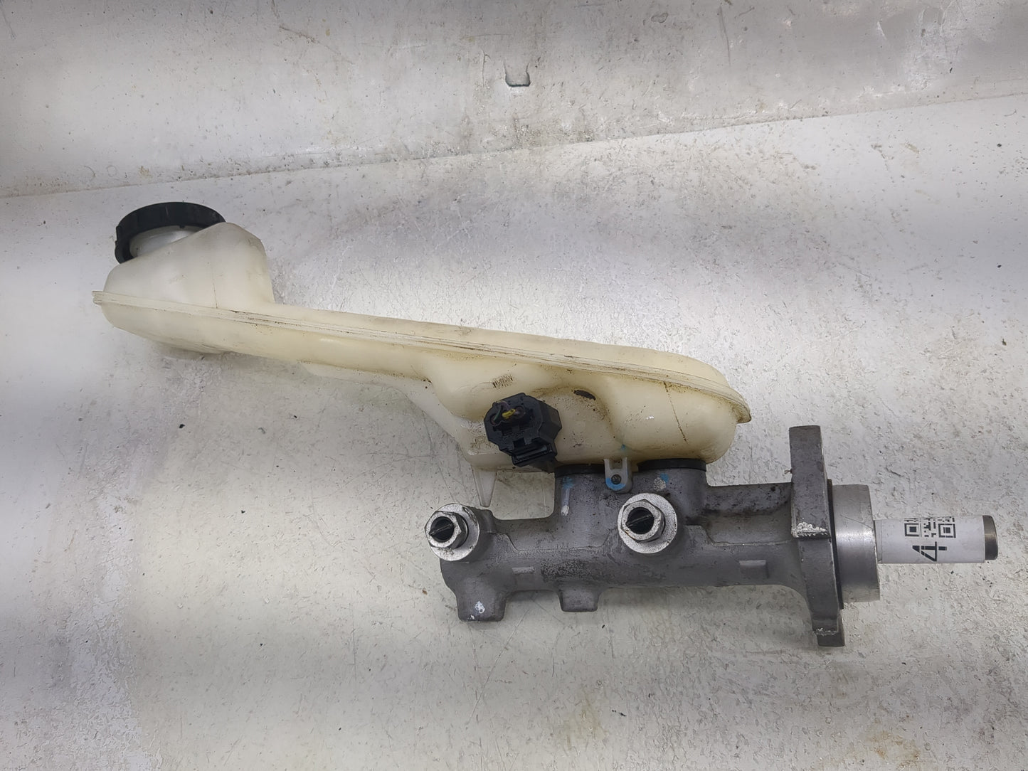 2011-2014 Ford Edge Brake Master Cylinder 1497664 - Oemusedautoparts1.com