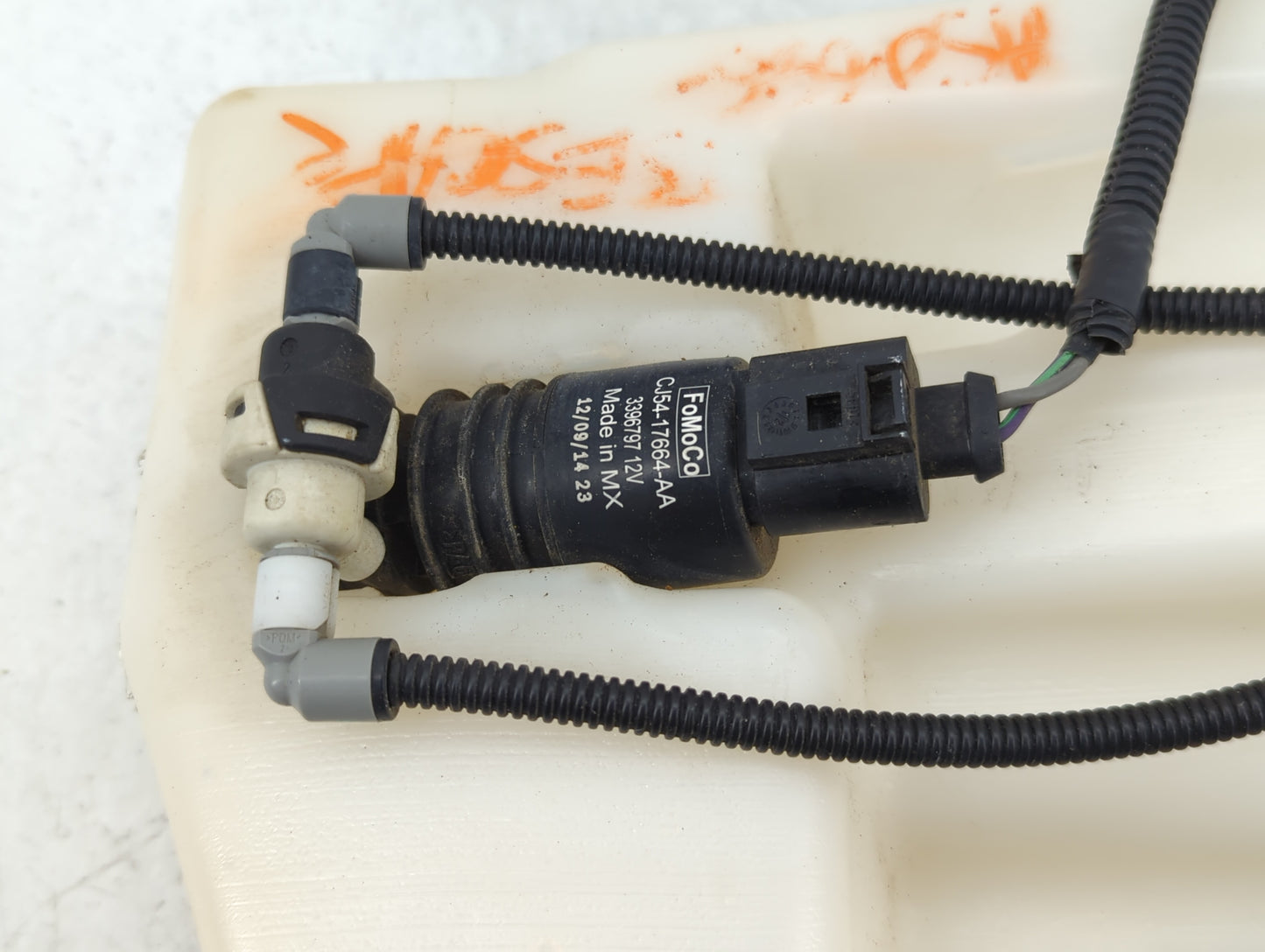 2013-2014 Ford Escape Windshield Washer Fluid Reservoir Bottle Oem - Oemusedautoparts1.com