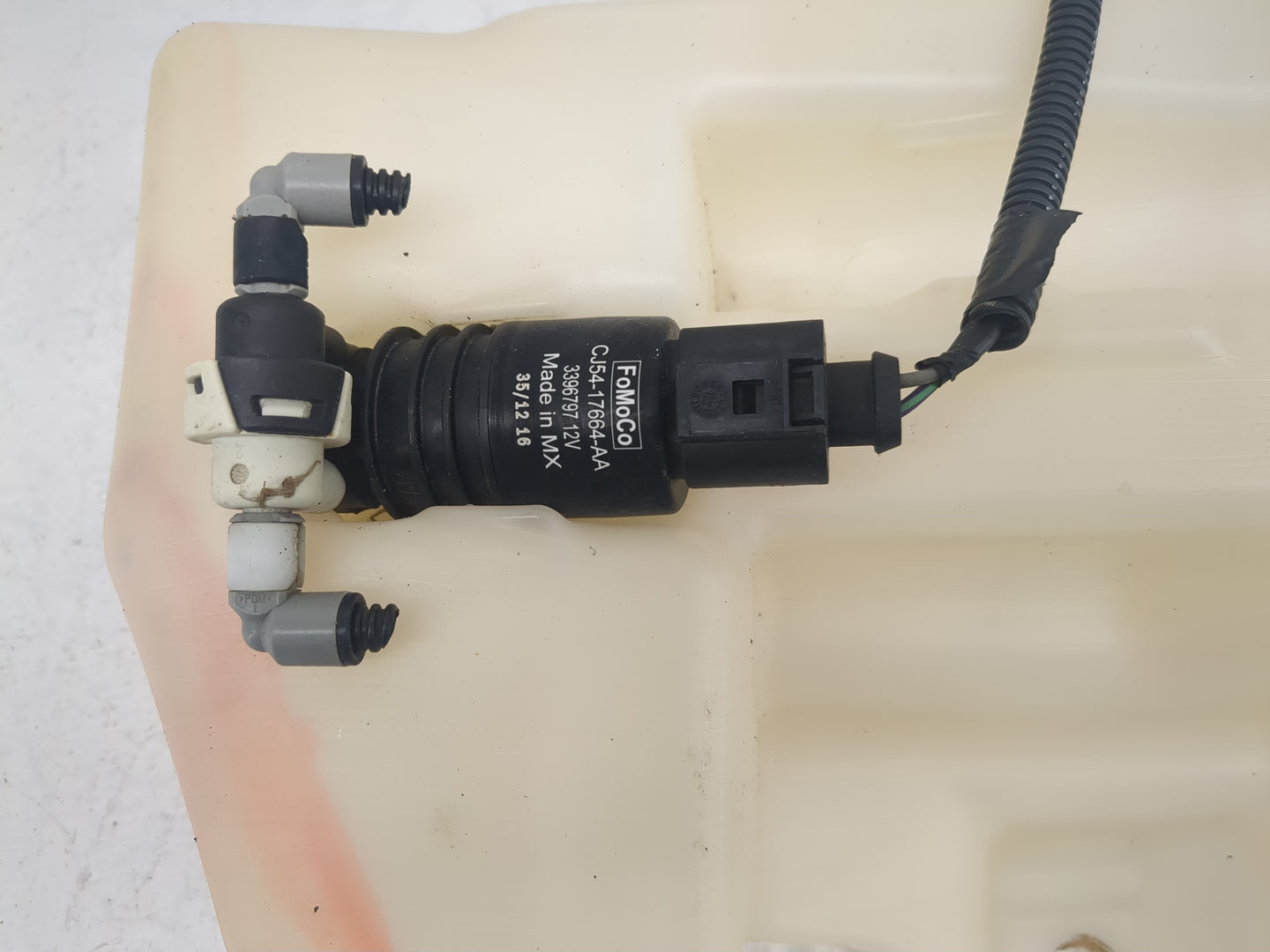 2013-2014 Ford Escape Windshield Washer Fluid Reservoir Bottle Oem - Oemusedautoparts1.com