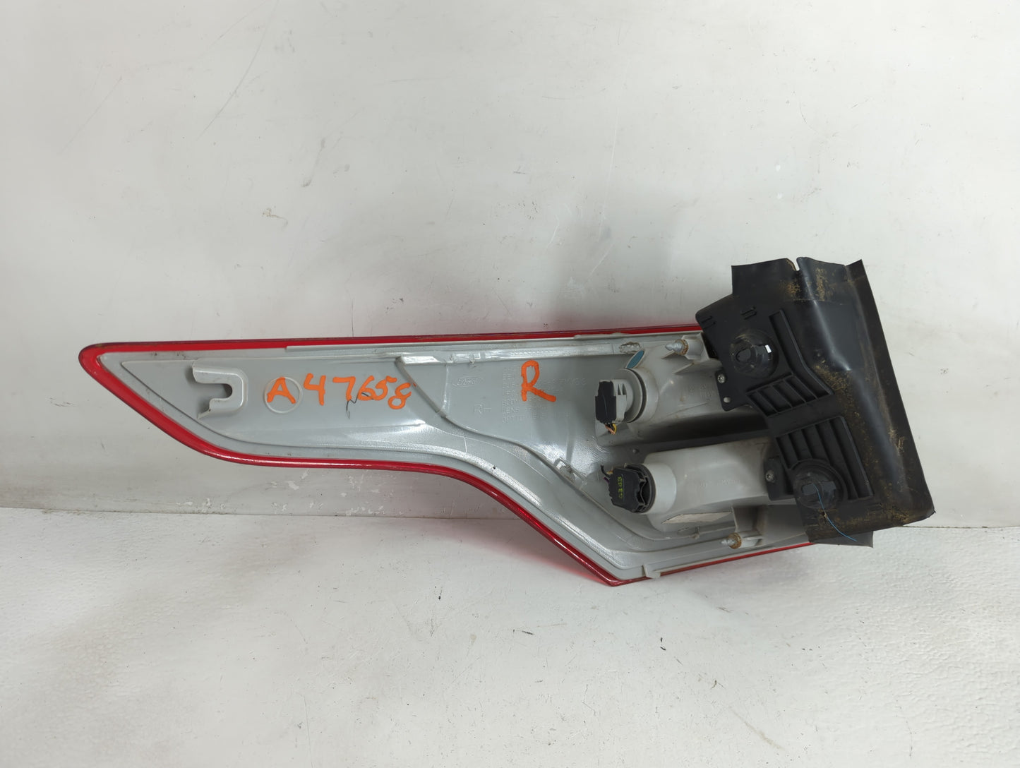 2013-2016 Ford Escape Tail Light Assembly Passenger Right OEM P/N:CJ54-13404-A 44ZH-2105 A Fits Fits 2013 2014 2015 2016 OEM