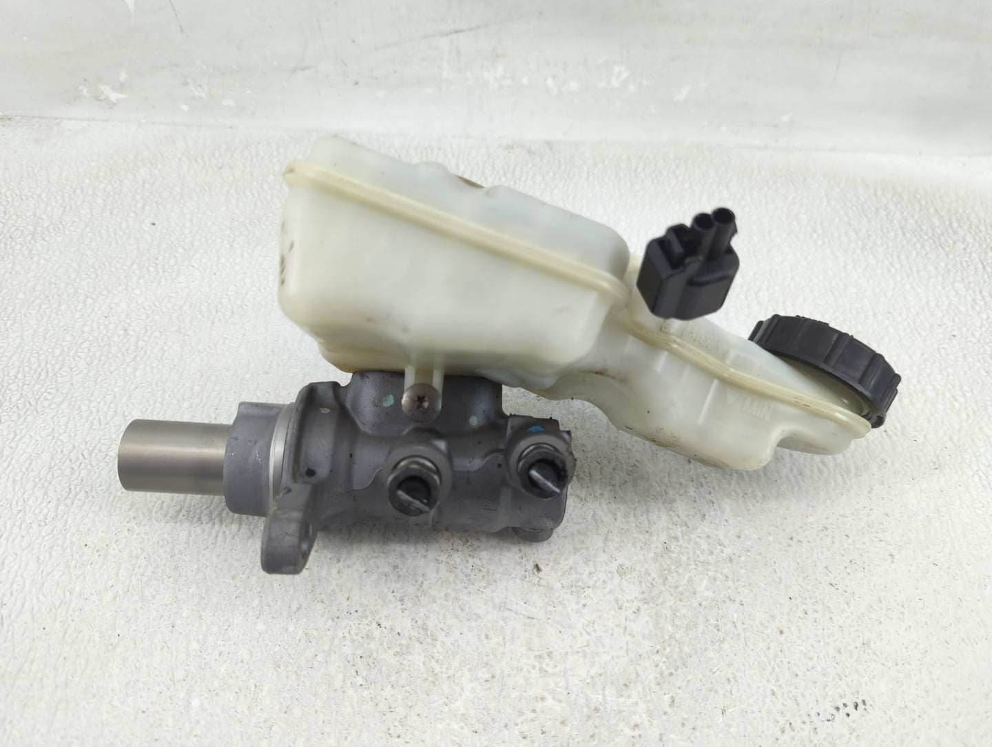 2013-2019 Ford Escape Brake Master Cylinder - Oemusedautoparts1.com