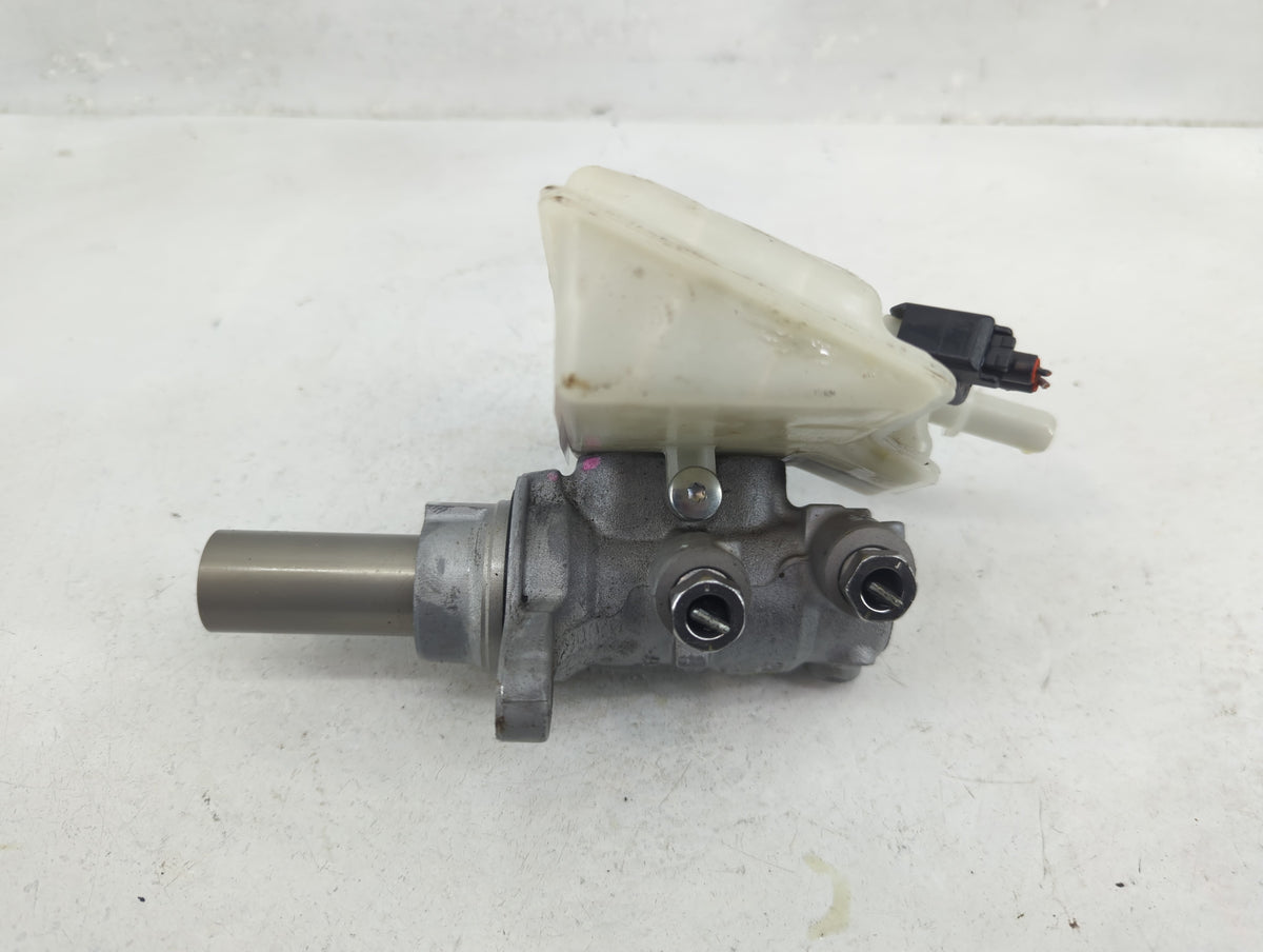 2013-2019 Ford Escape Brake Master Cylinder 1377048 - Oemusedautoparts1.com