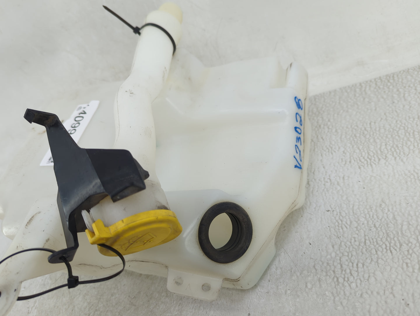 2013-2014 Ford Escape Windshield Washer Fluid Reservoir Bottle Oem - Oemusedautoparts1.com