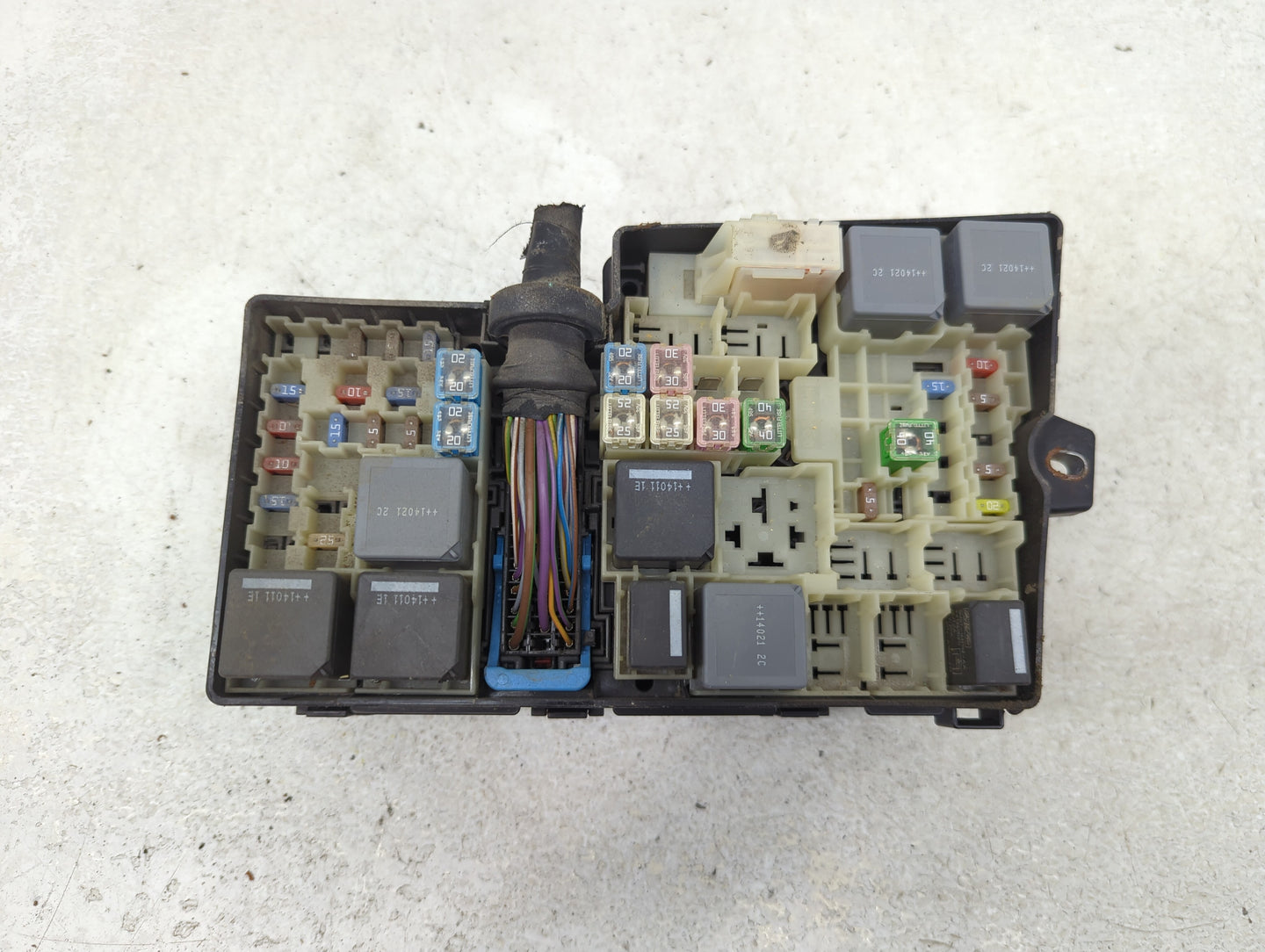 2013-2016 Ford Escape Fusebox Fuse Box Panel Relay Module P/N:E00027328 Fits Fits 2013 2014 2015 2016 OEM Used Auto Parts - 