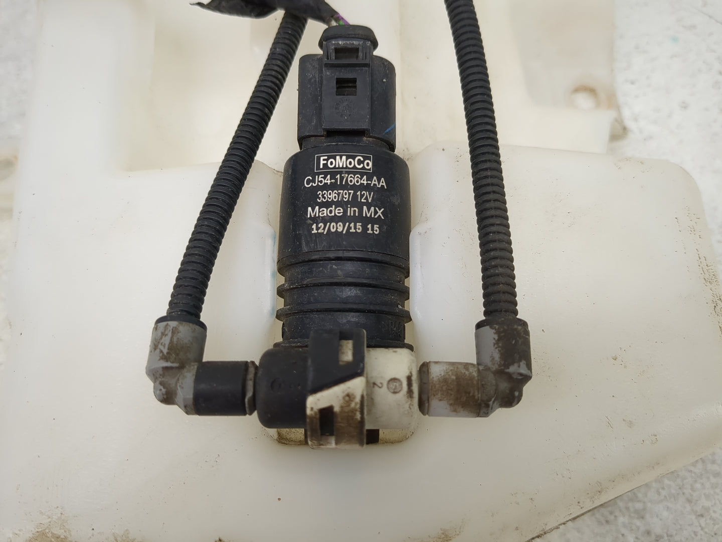 2013-2014 Ford Escape Windshield Washer Fluid Reservoir Bottle Oem - Oemusedautoparts1.com