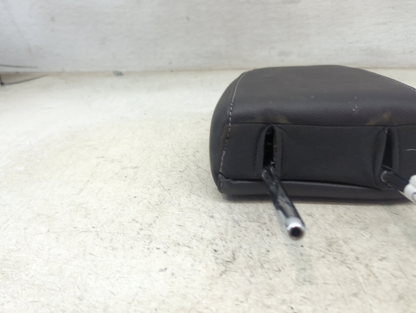 2013-2015 Ford Escape Headrest Head Rest Front Driver Seat Black 1470596 - Oemusedautoparts1.com