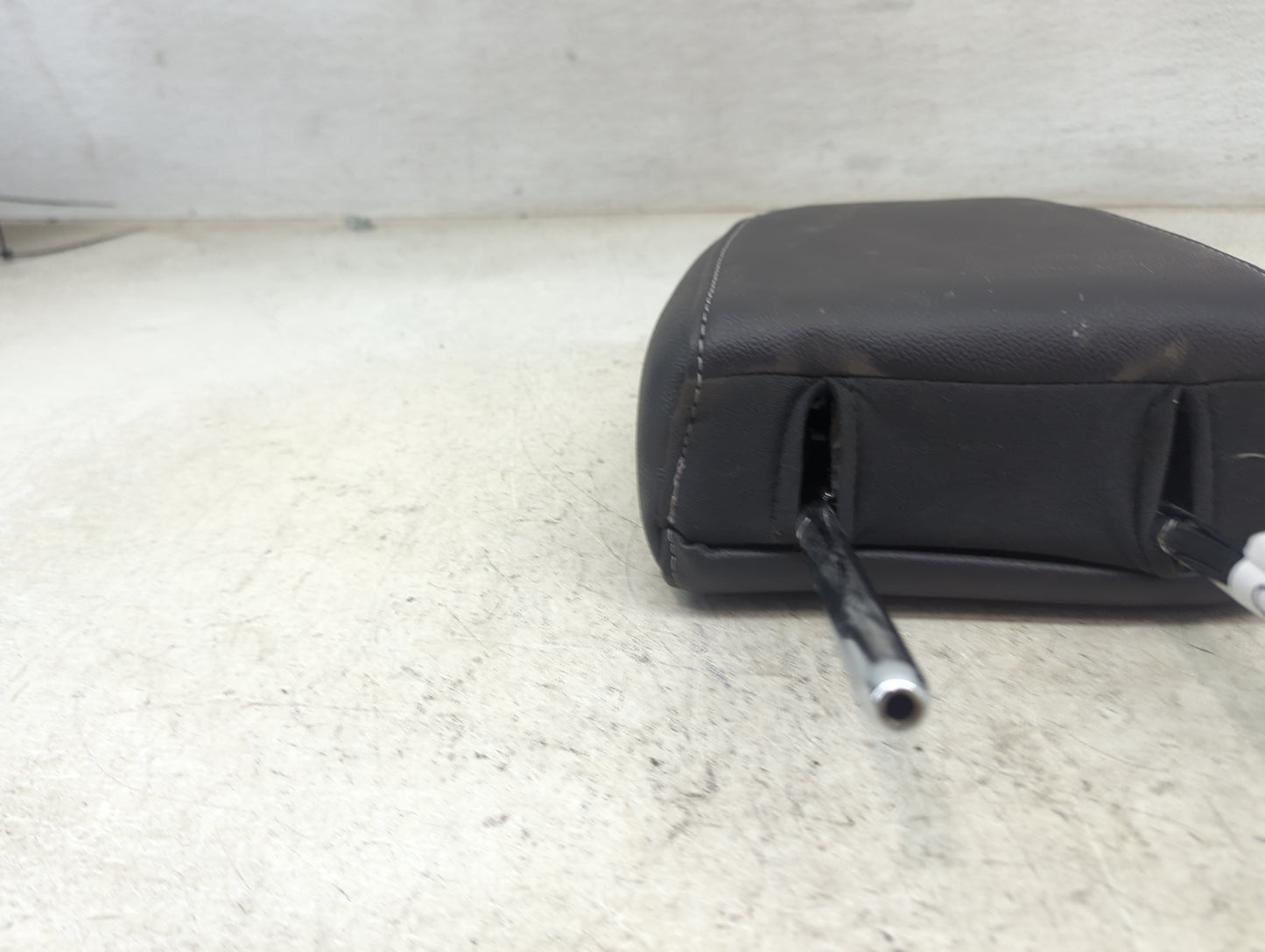 2013-2015 Ford Escape Headrest Head Rest Front Driver Seat Black 1470596 - Oemusedautoparts1.com