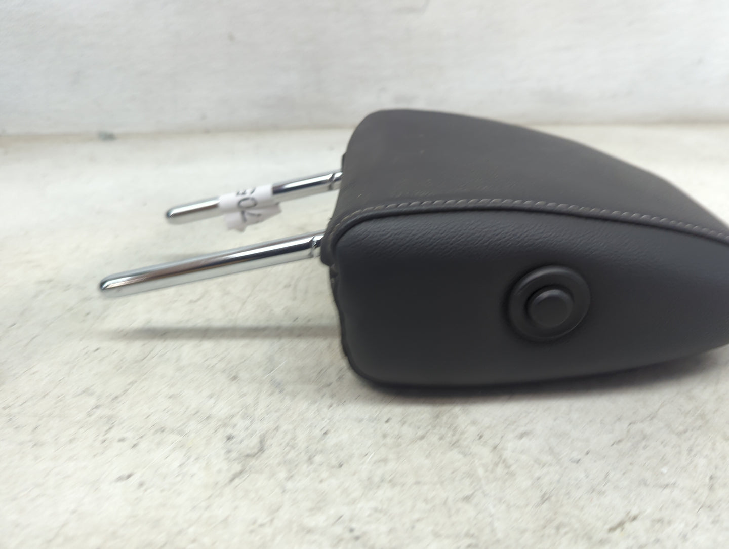 2013-2015 Ford Escape Headrest Head Rest Front Driver Seat Black 1470596 - Oemusedautoparts1.com