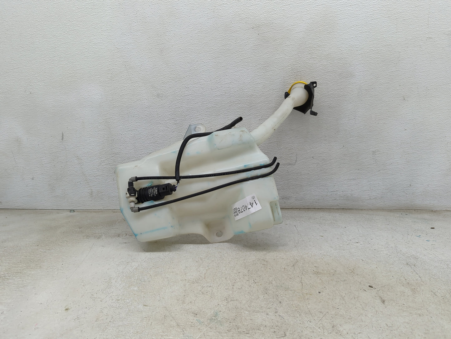 2013-2014 Ford Escape Windshield Washer Fluid Reservoir Bottle Oem 1474078 - Oemusedautoparts1.com